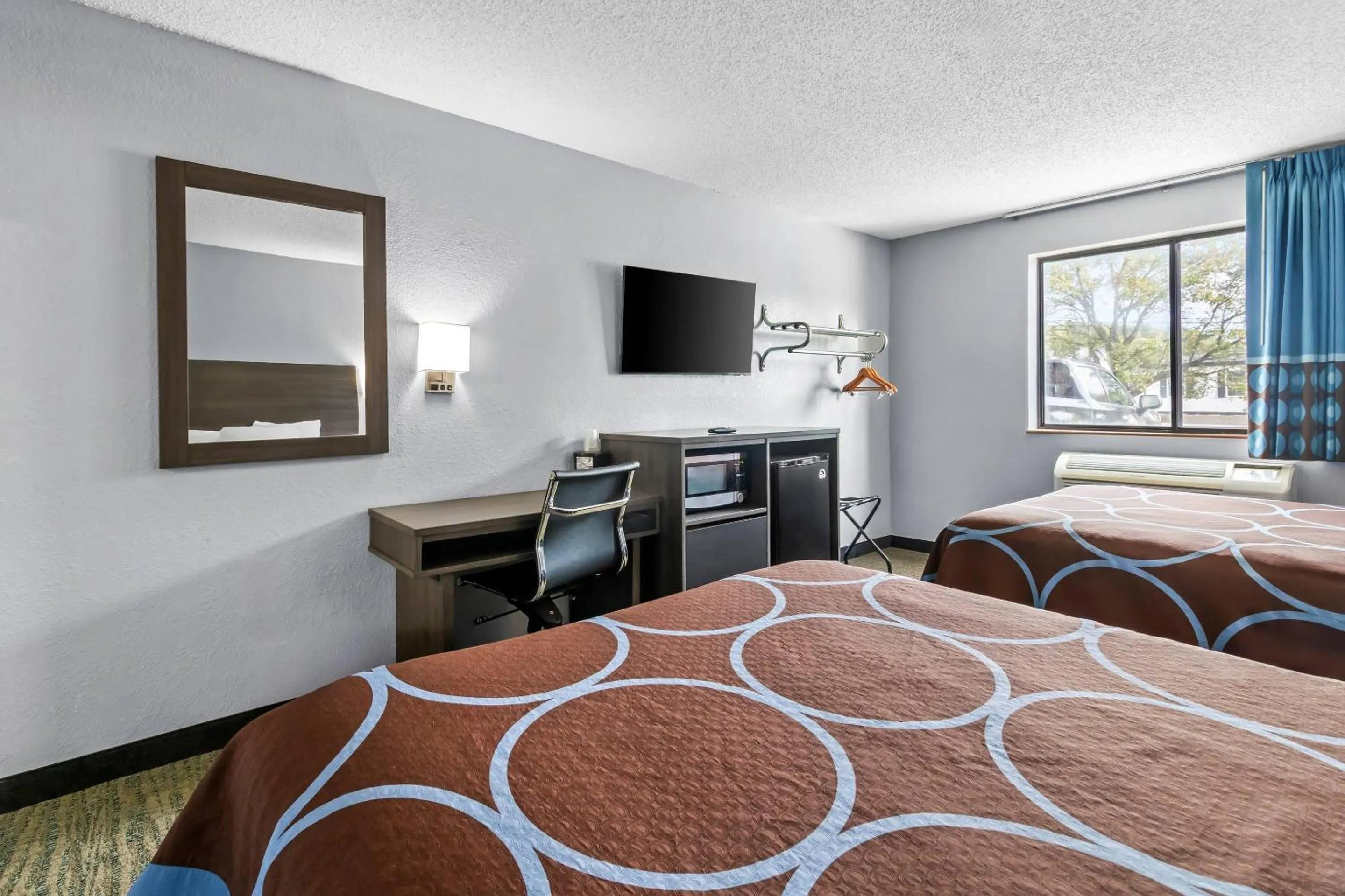 Bedroom, Bed in Rodeway Inn Delmont
