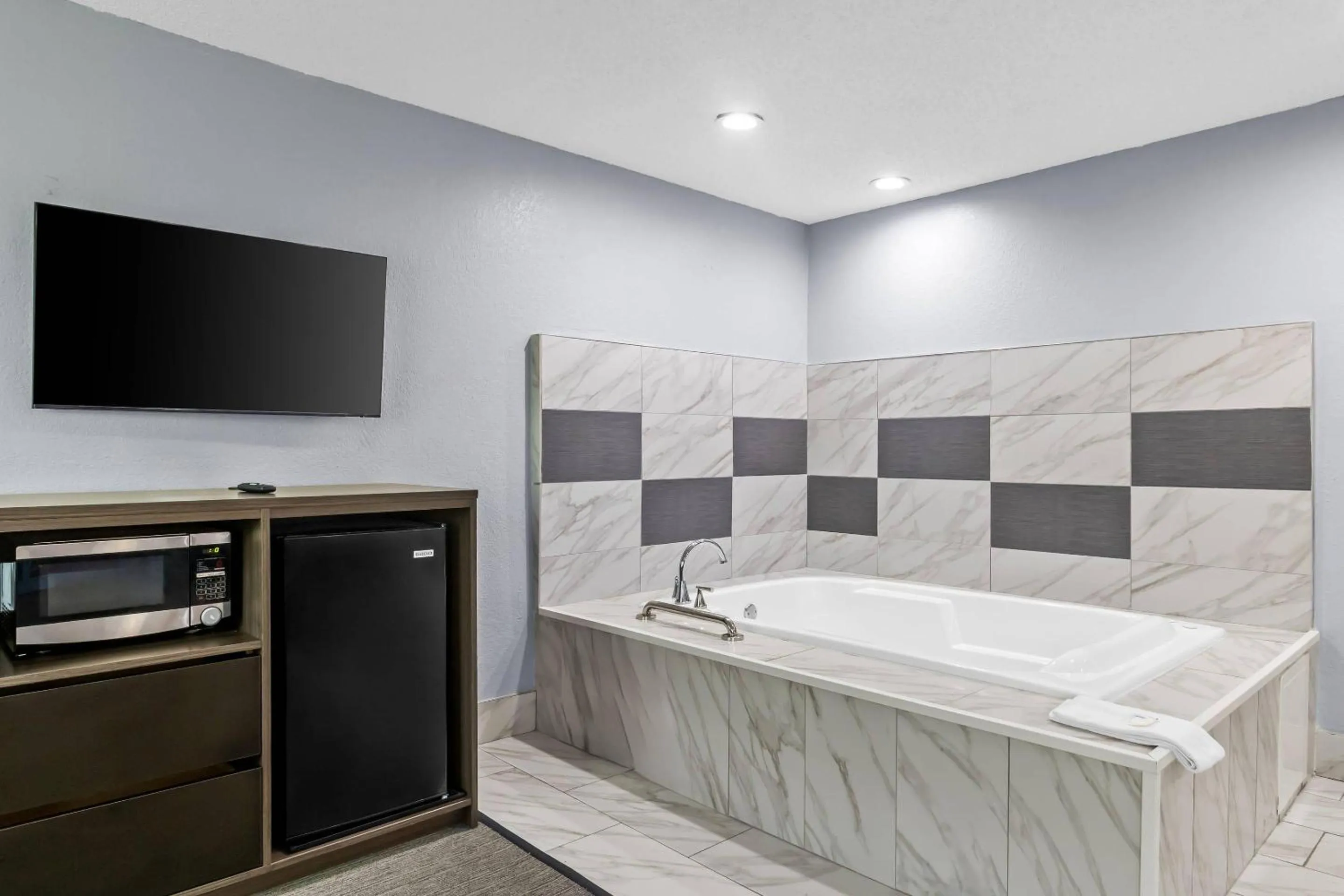 Bedroom in Rodeway Inn Delmont