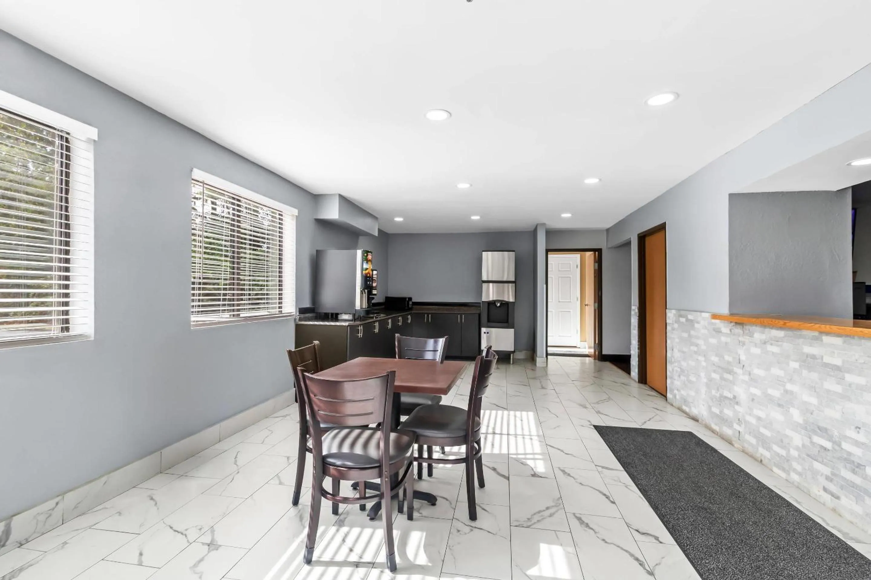 Lobby or reception in Rodeway Inn Delmont