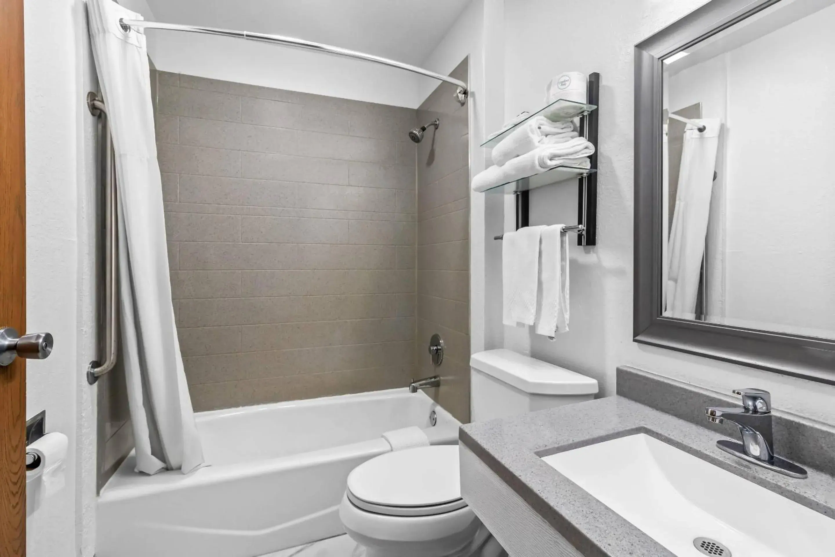 Bedroom in Rodeway Inn Delmont Bedroom in Rodeway Inn Delmont