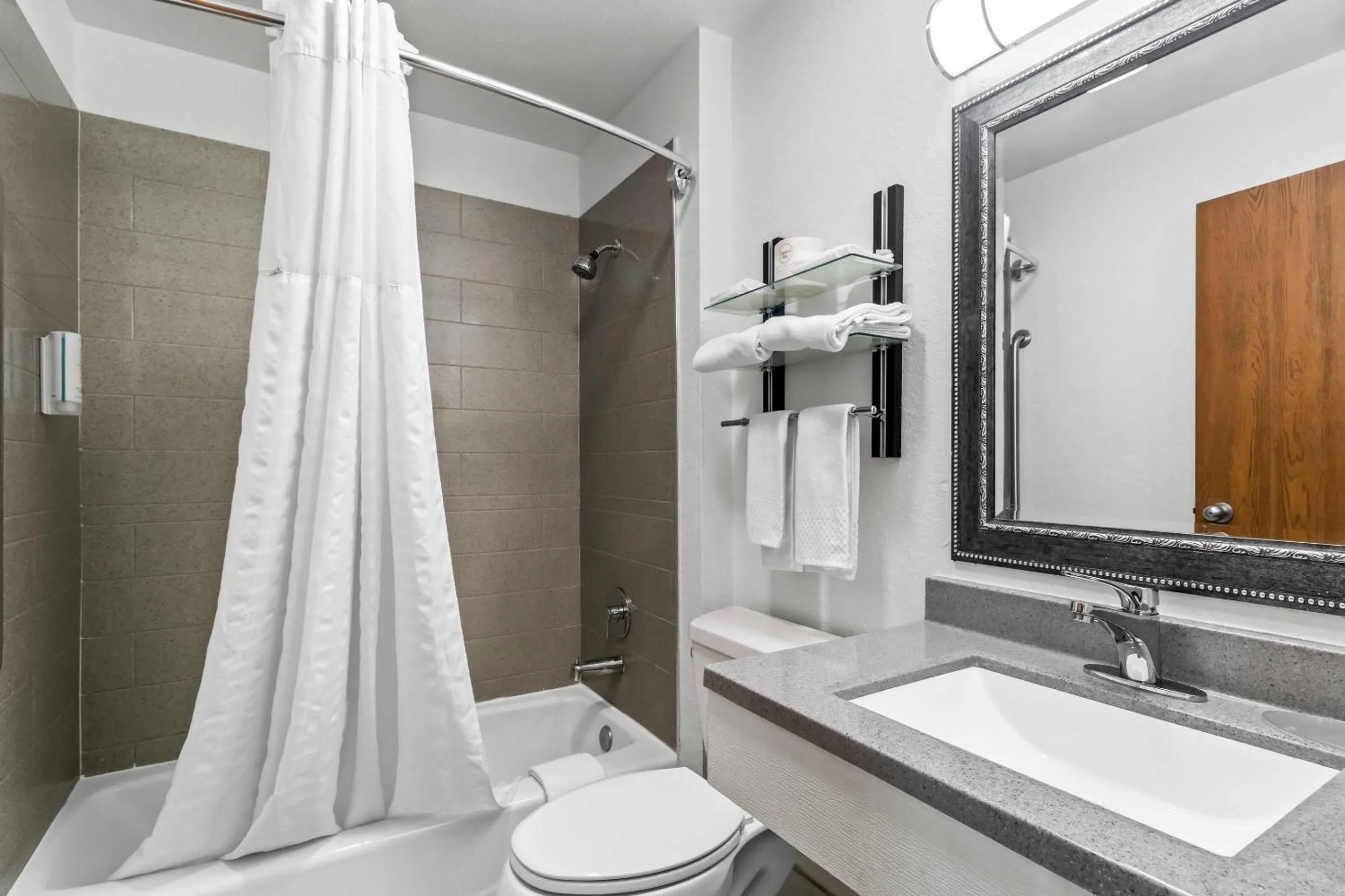 Bedroom in Rodeway Inn Delmont