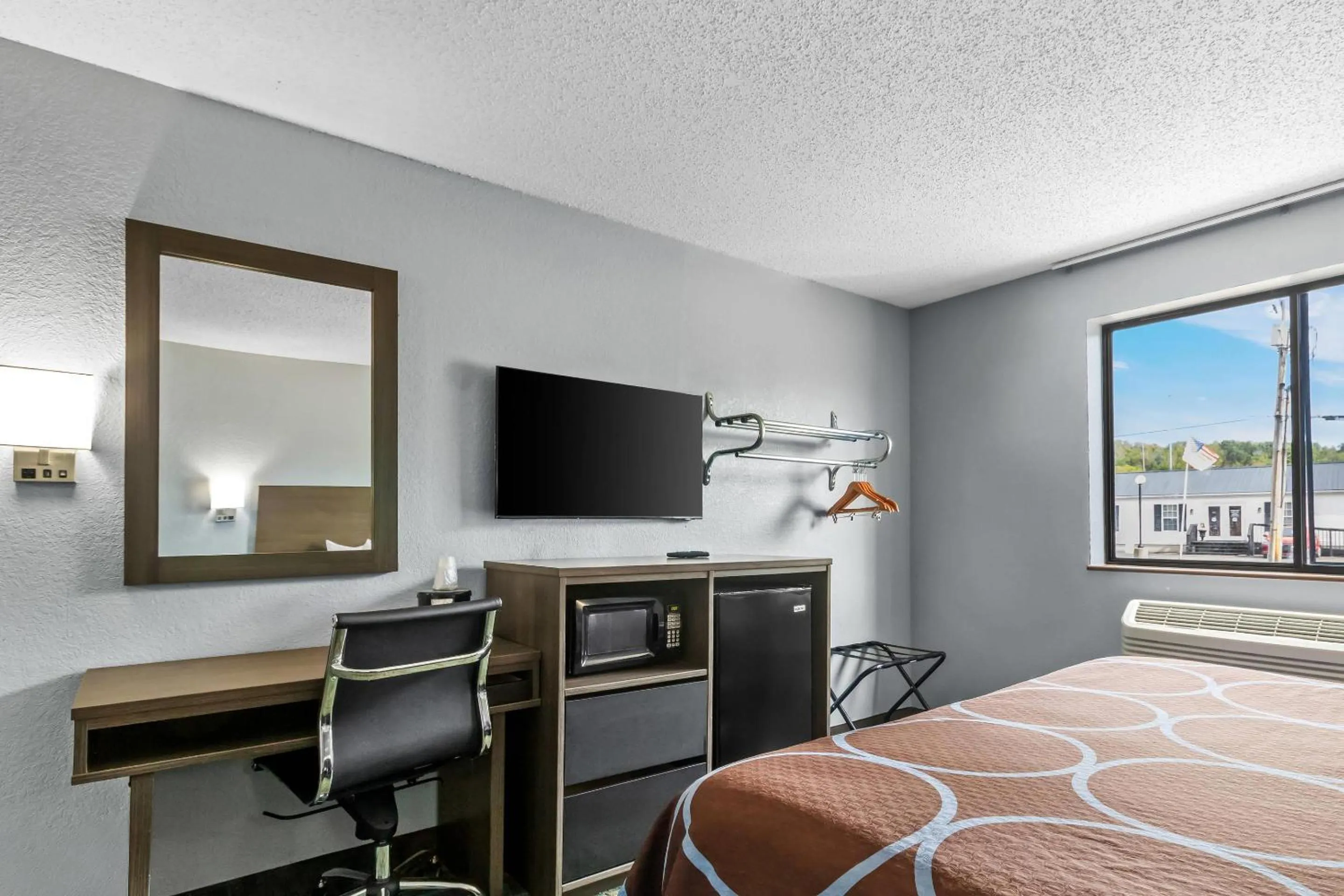 Bedroom, Bed in Rodeway Inn Delmont