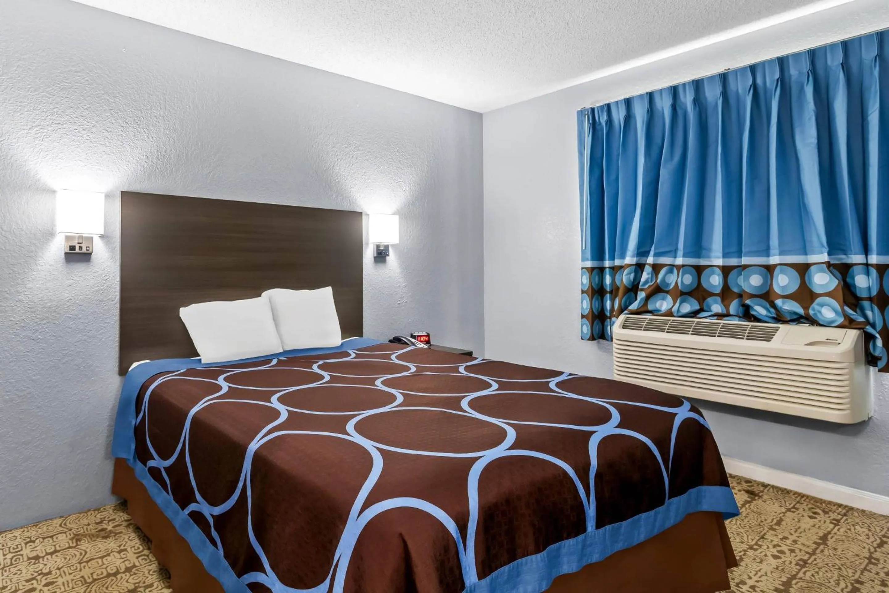 Bedroom, Bed in Rodeway Inn Delmont