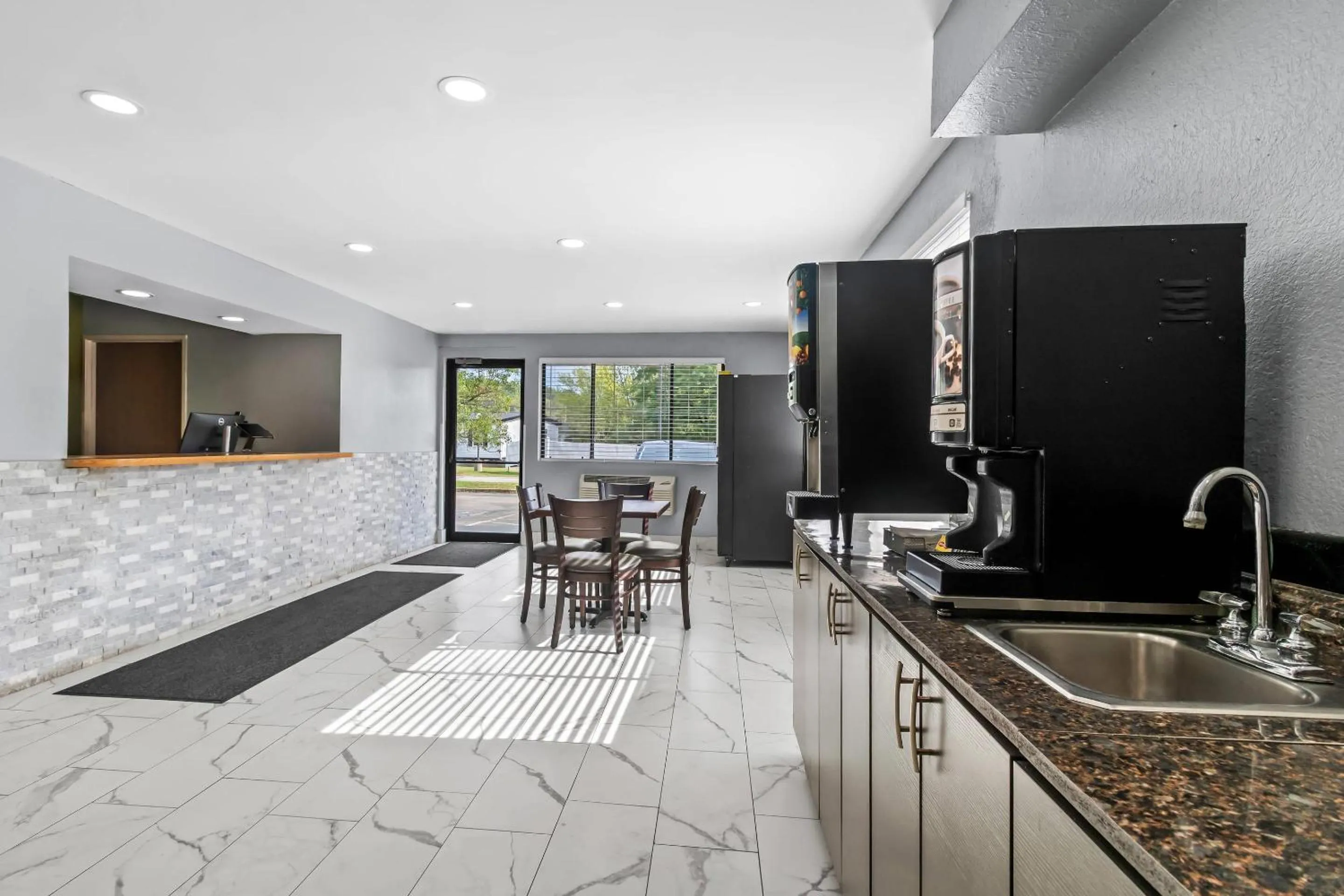 Breakfast in Rodeway Inn Delmont