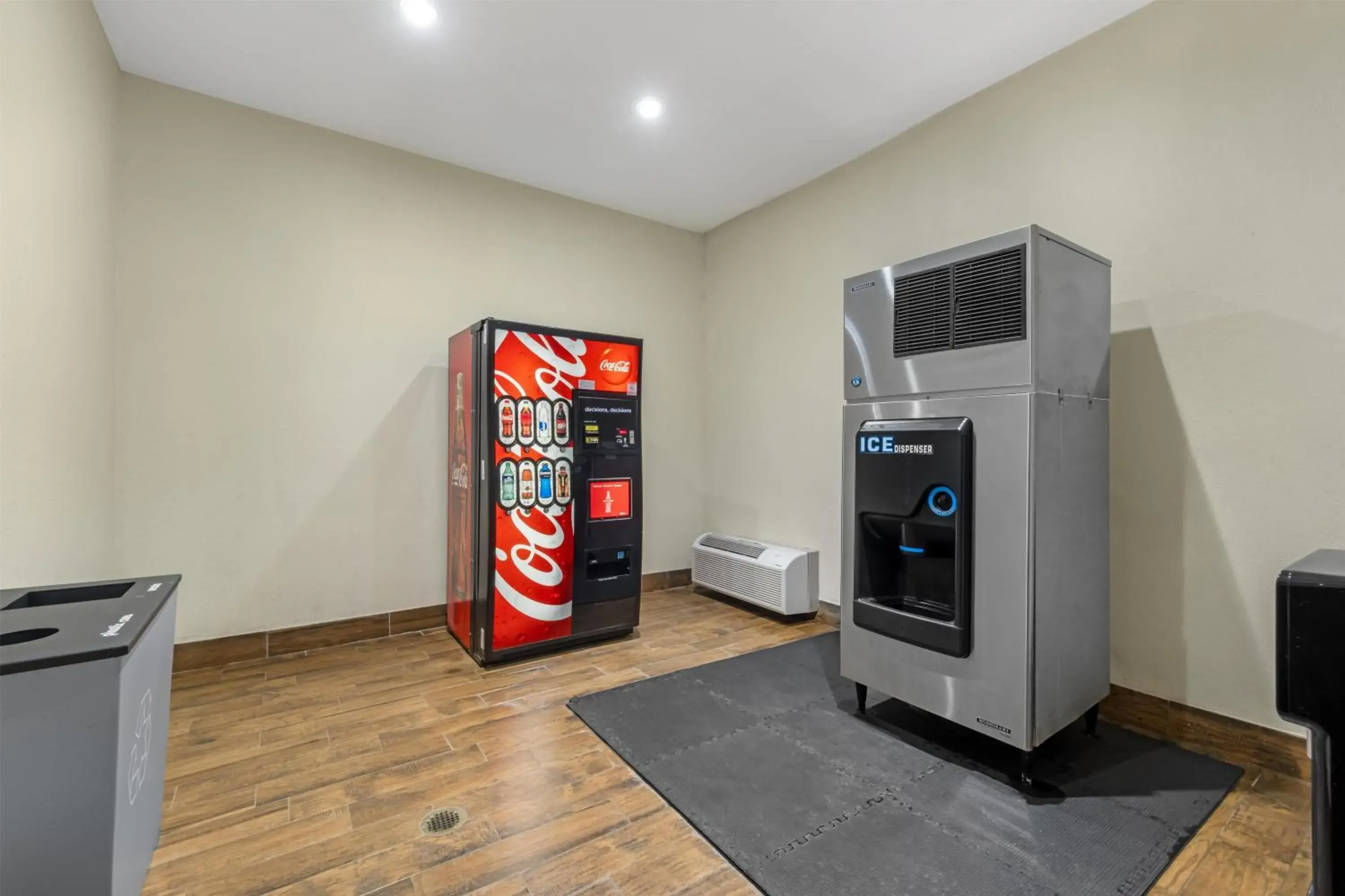 Property building in Best Western Plus Shamrock Inn & Suites Property building in Best Western Plus Shamrock Inn & Suites