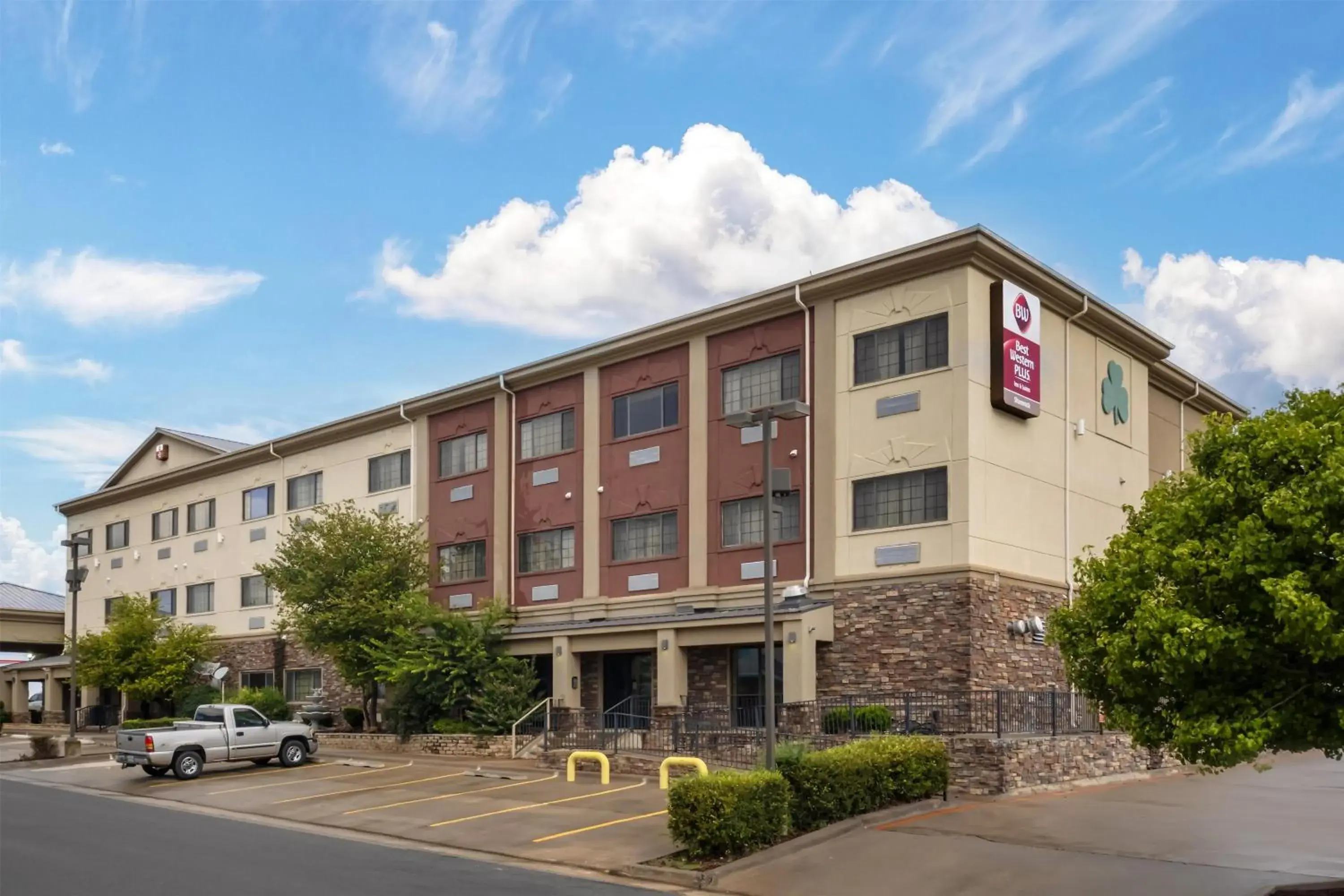 Property building in Best Western Plus Shamrock Inn & Suites Property building in Best Western Plus Shamrock Inn & Suites