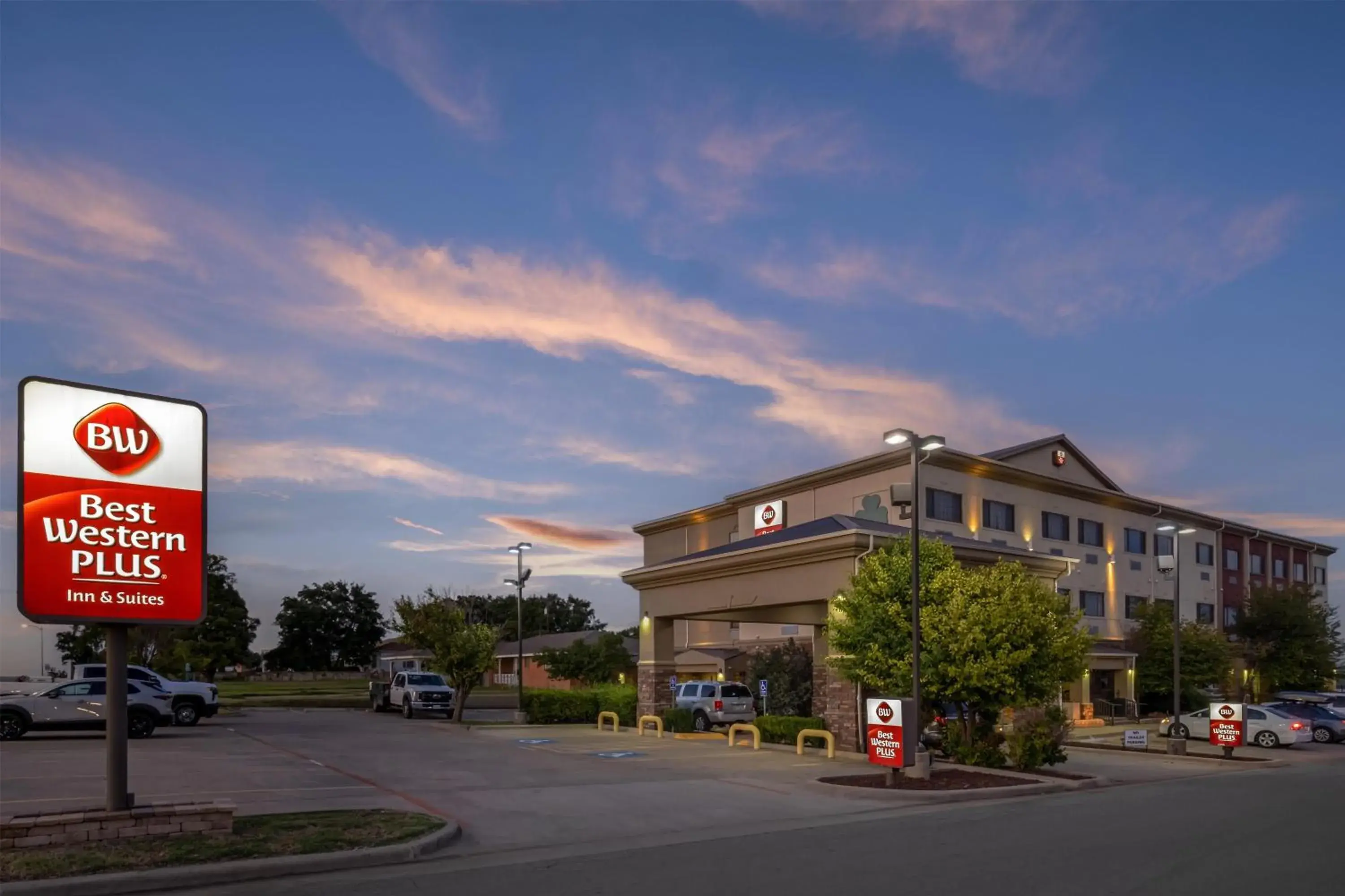 Property building in Best Western Plus Shamrock Inn & Suites Property building in Best Western Plus Shamrock Inn & Suites