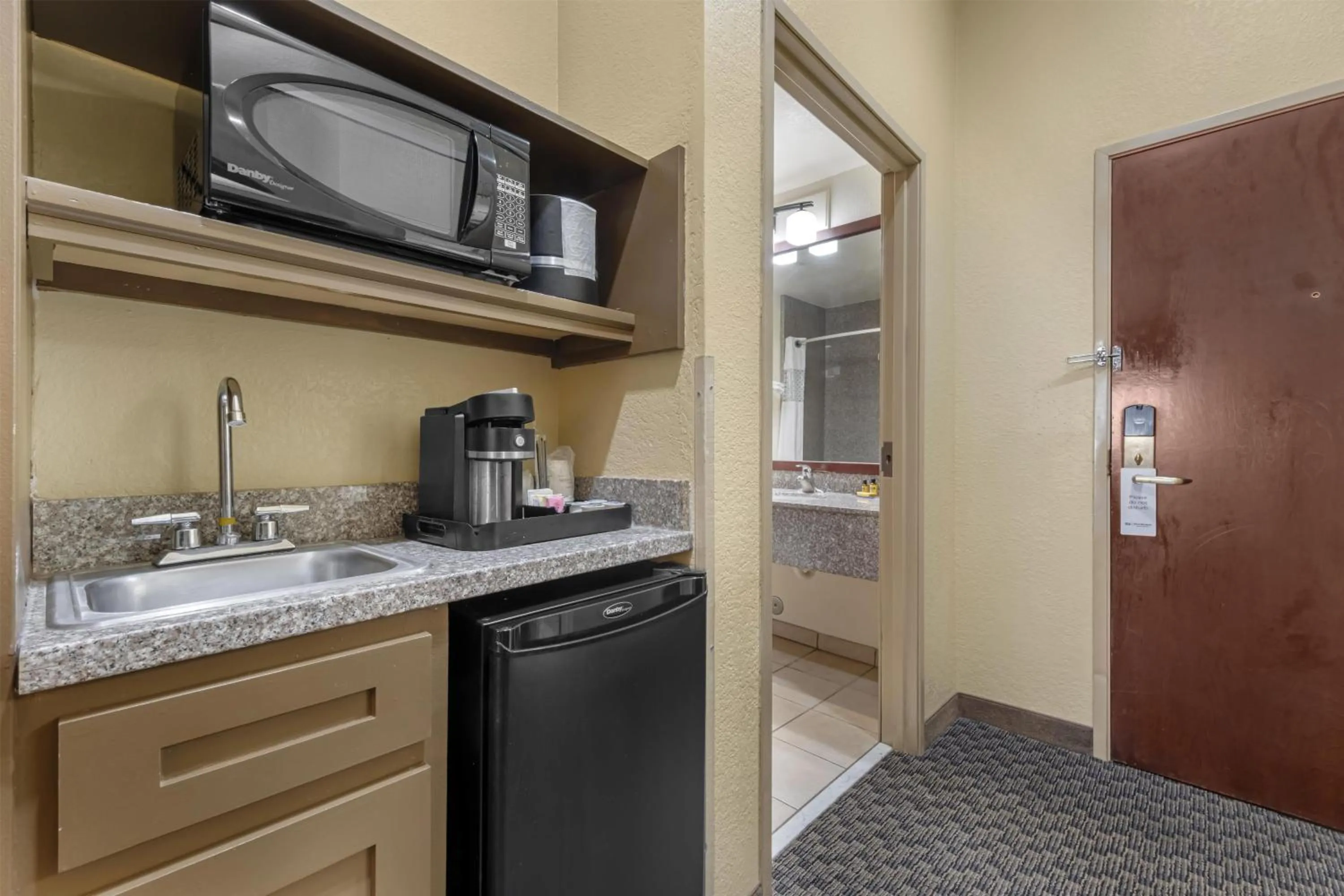 Bedroom in Best Western Plus Shamrock Inn & Suites