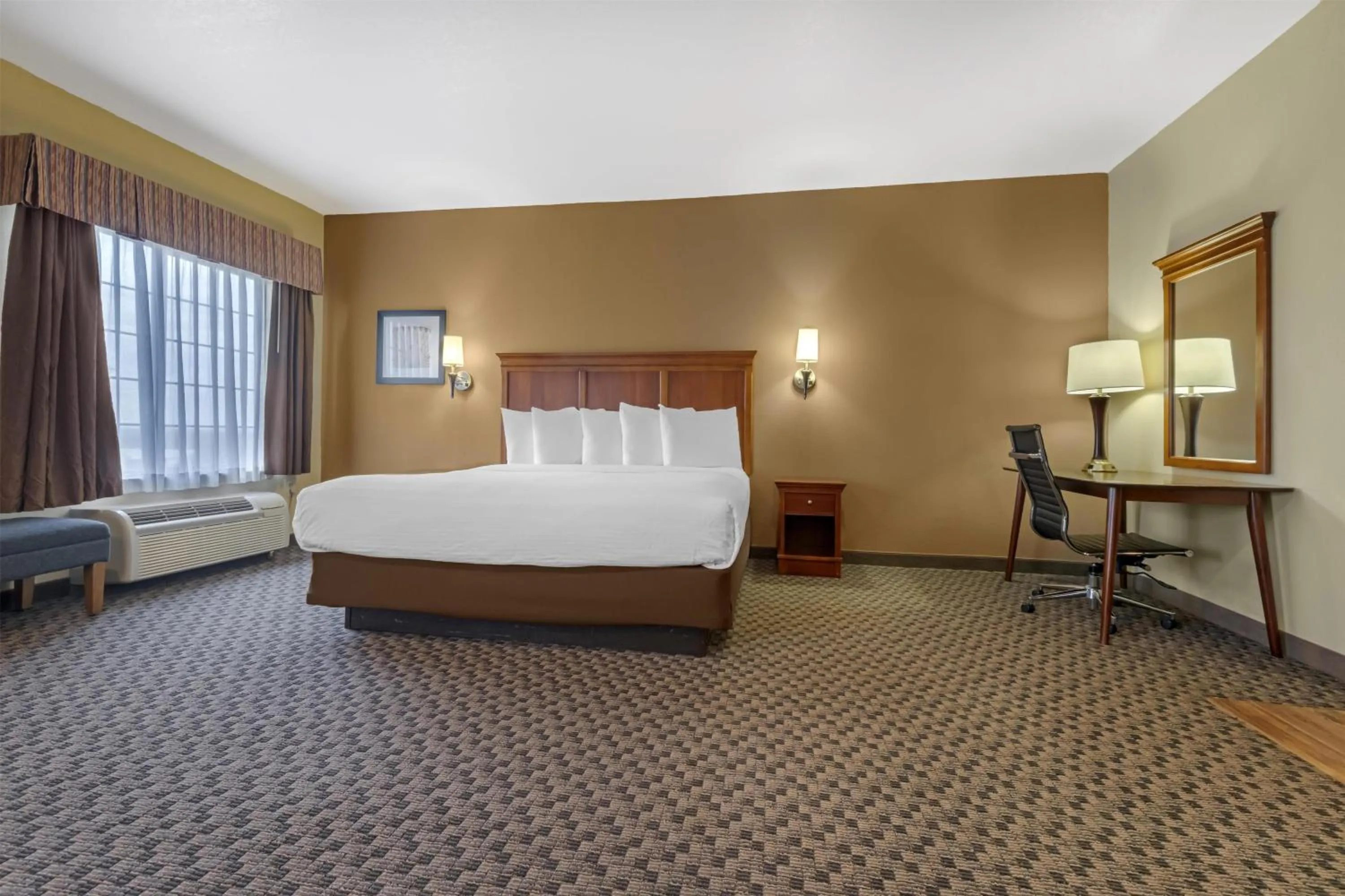 Bedroom, Bed in Best Western Plus Shamrock Inn & Suites
