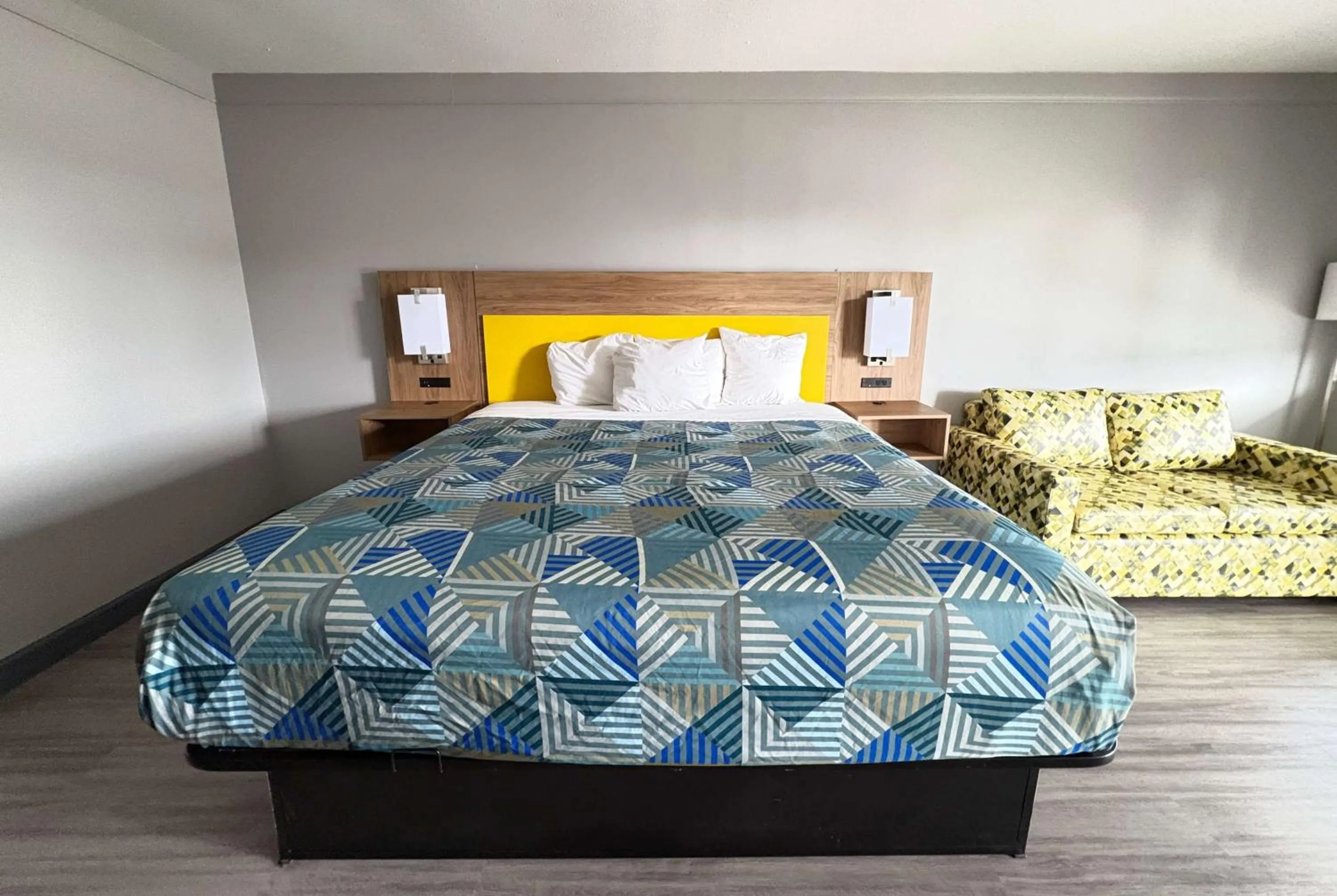 Photo of the whole room, Bed in Days Inn by Wyndham Gonzales