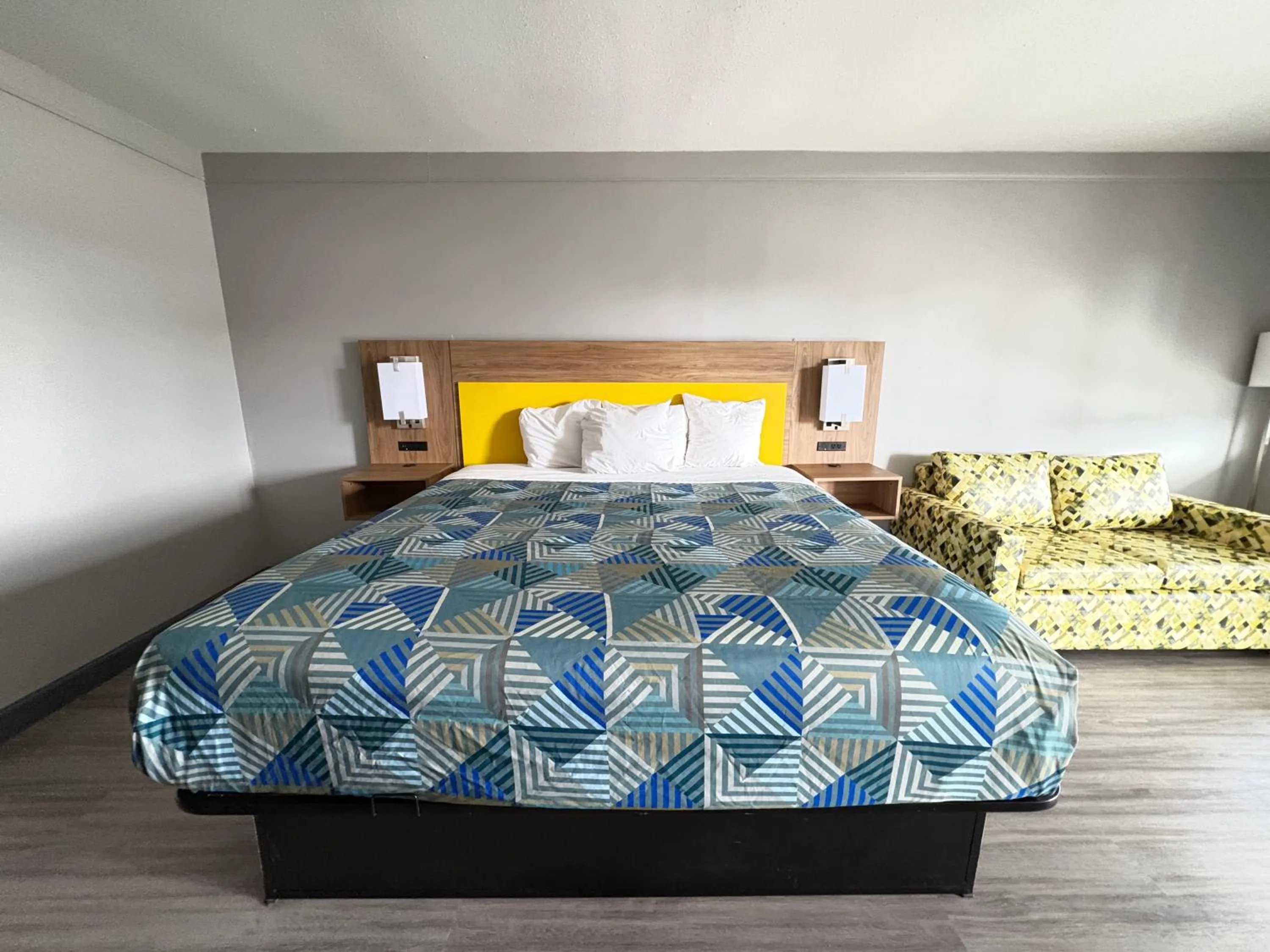 Bedroom, Bed in Days Inn by Wyndham Gonzales