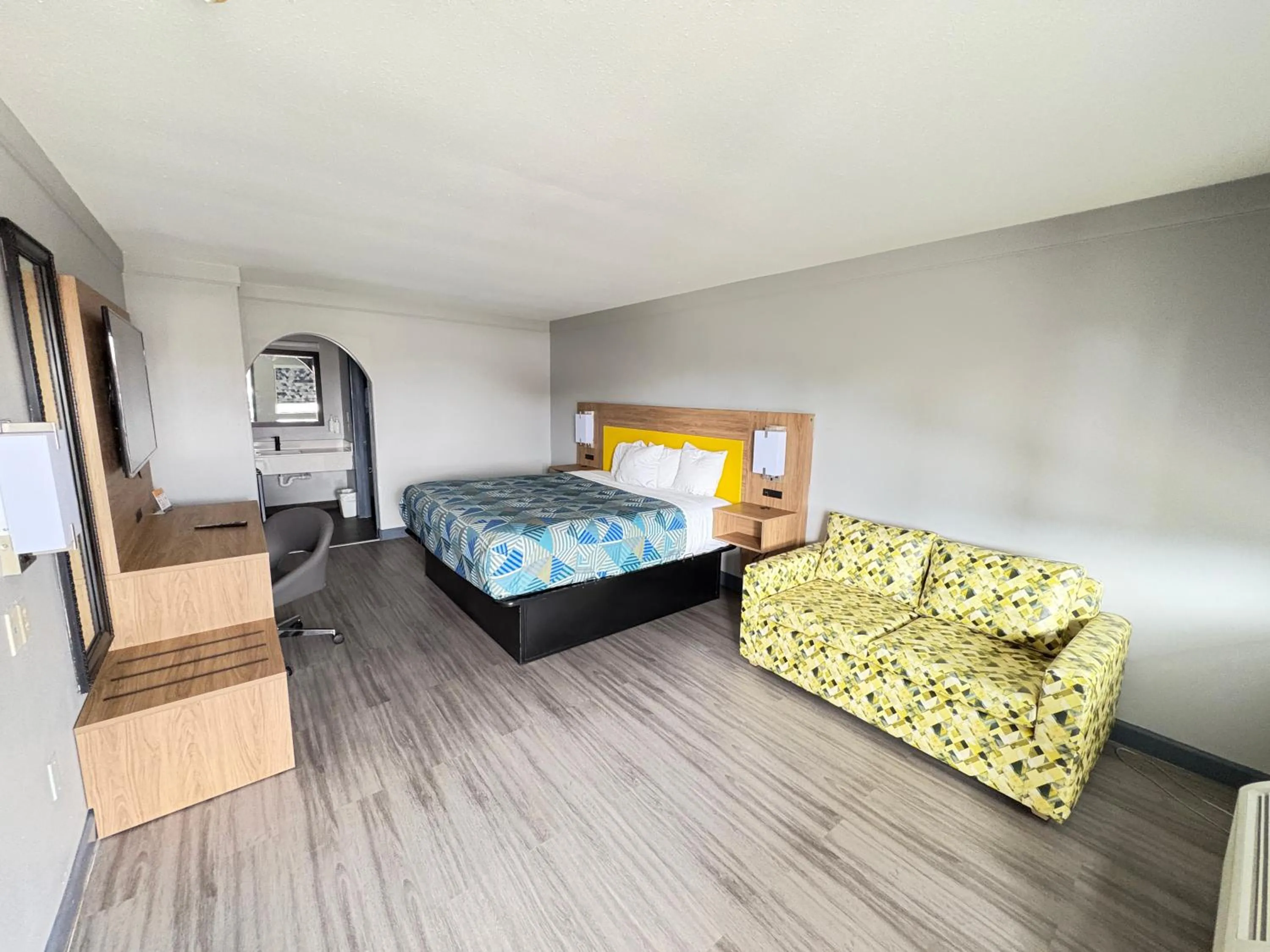 Bedroom, Bed in Days Inn by Wyndham Gonzales