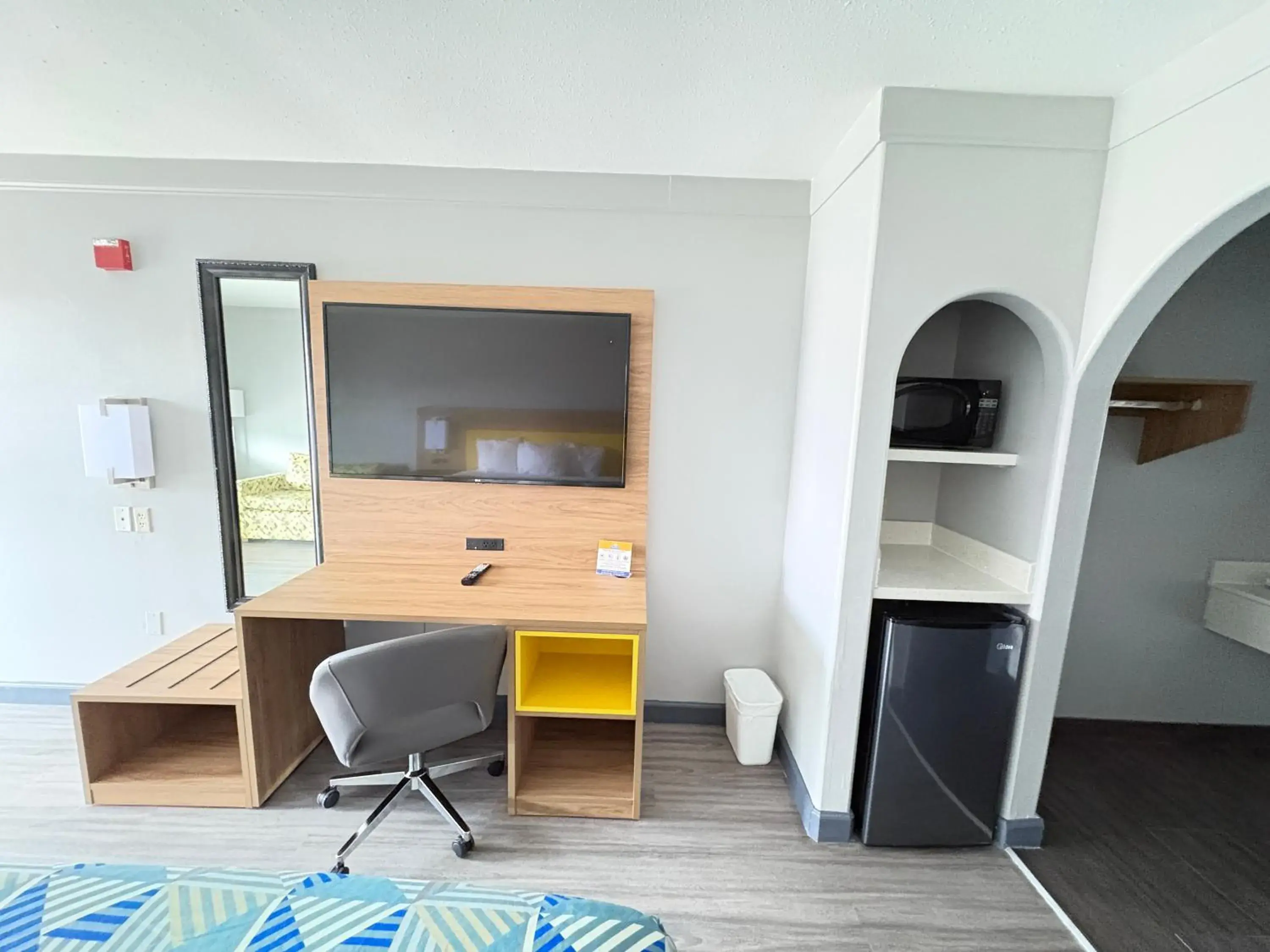 TV and multimedia, Bed in Days Inn by Wyndham Gonzales TV and multimedia, Bed in Days Inn by Wyndham Gonzales