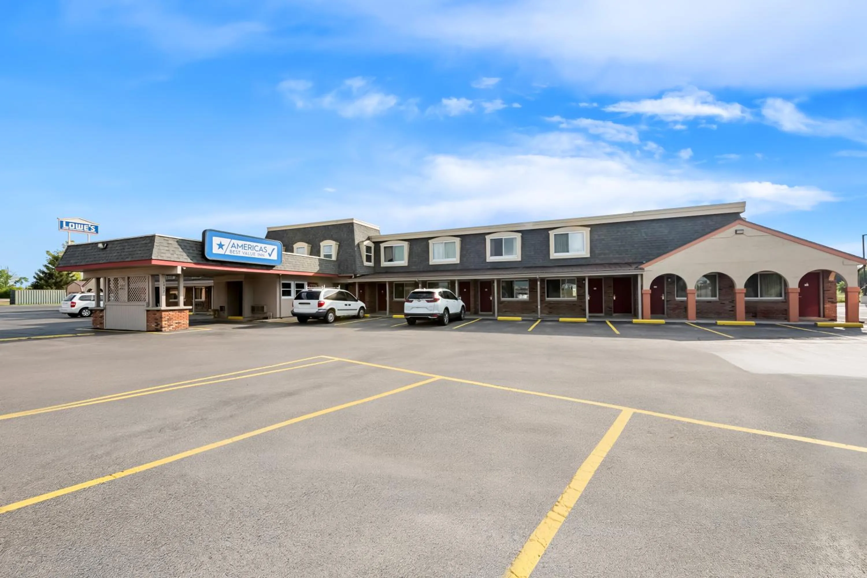 Property building in Americas Best Value Inn Marion