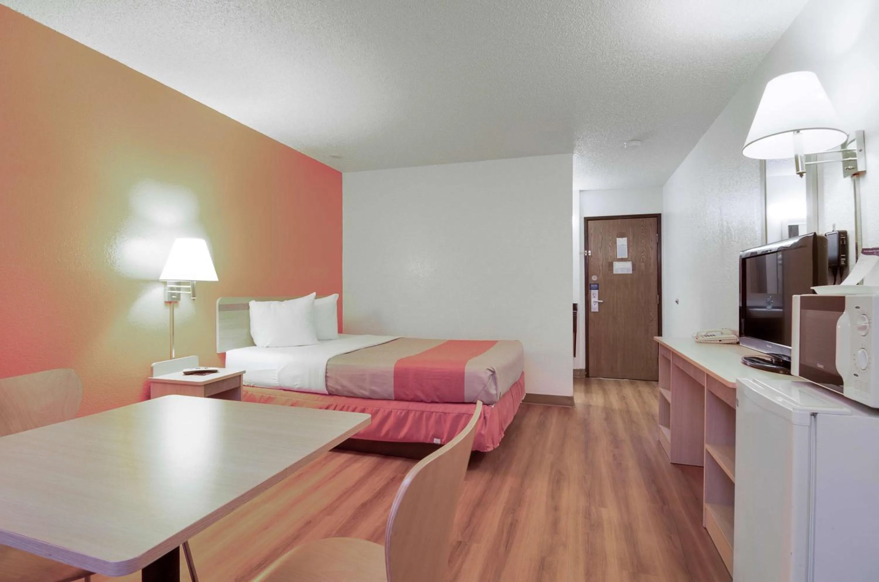 Photo of the whole room, Bed in Motel 6-Colby, KS