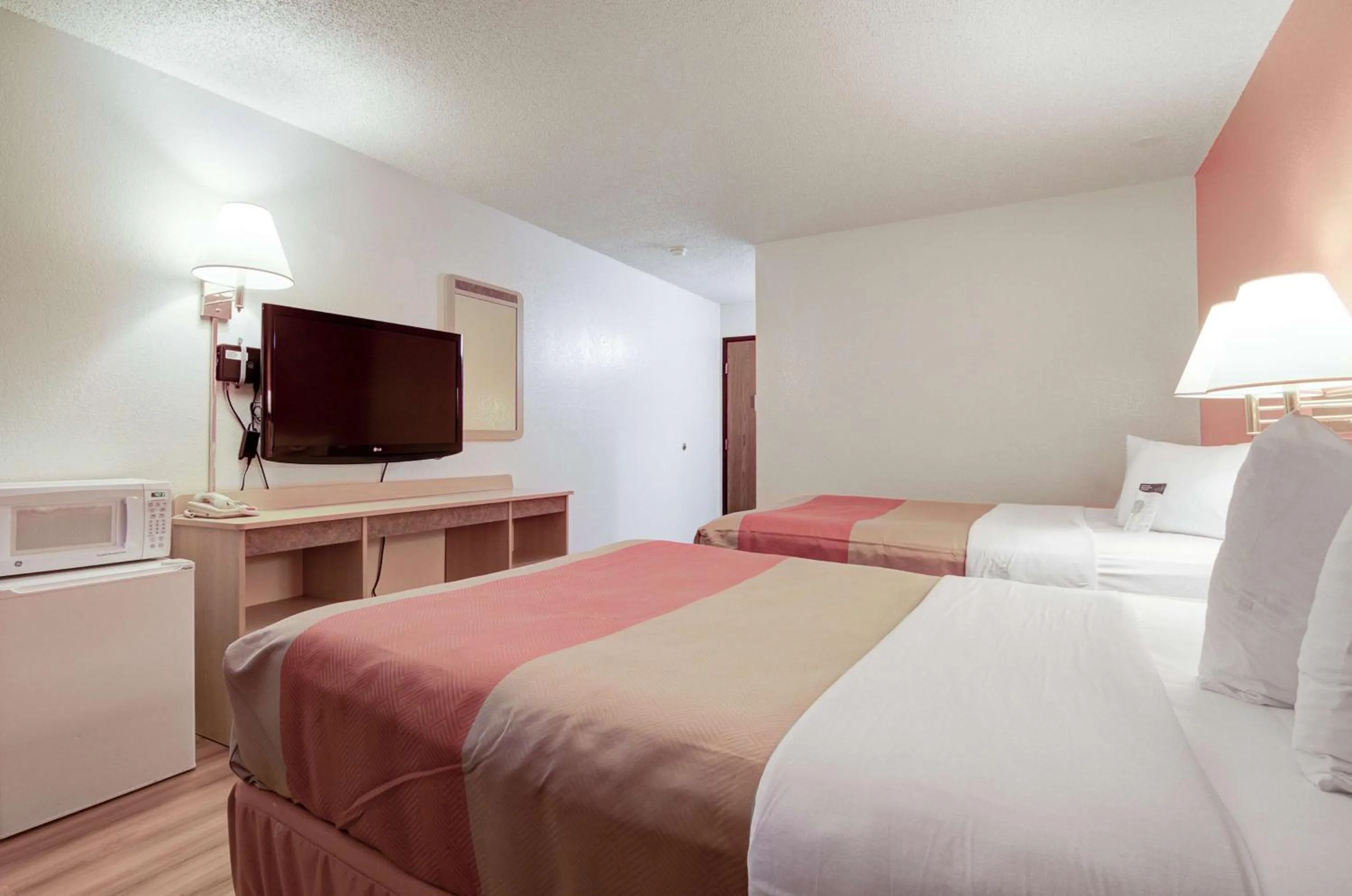 Photo of the whole room, Bed in Motel 6-Colby, KS