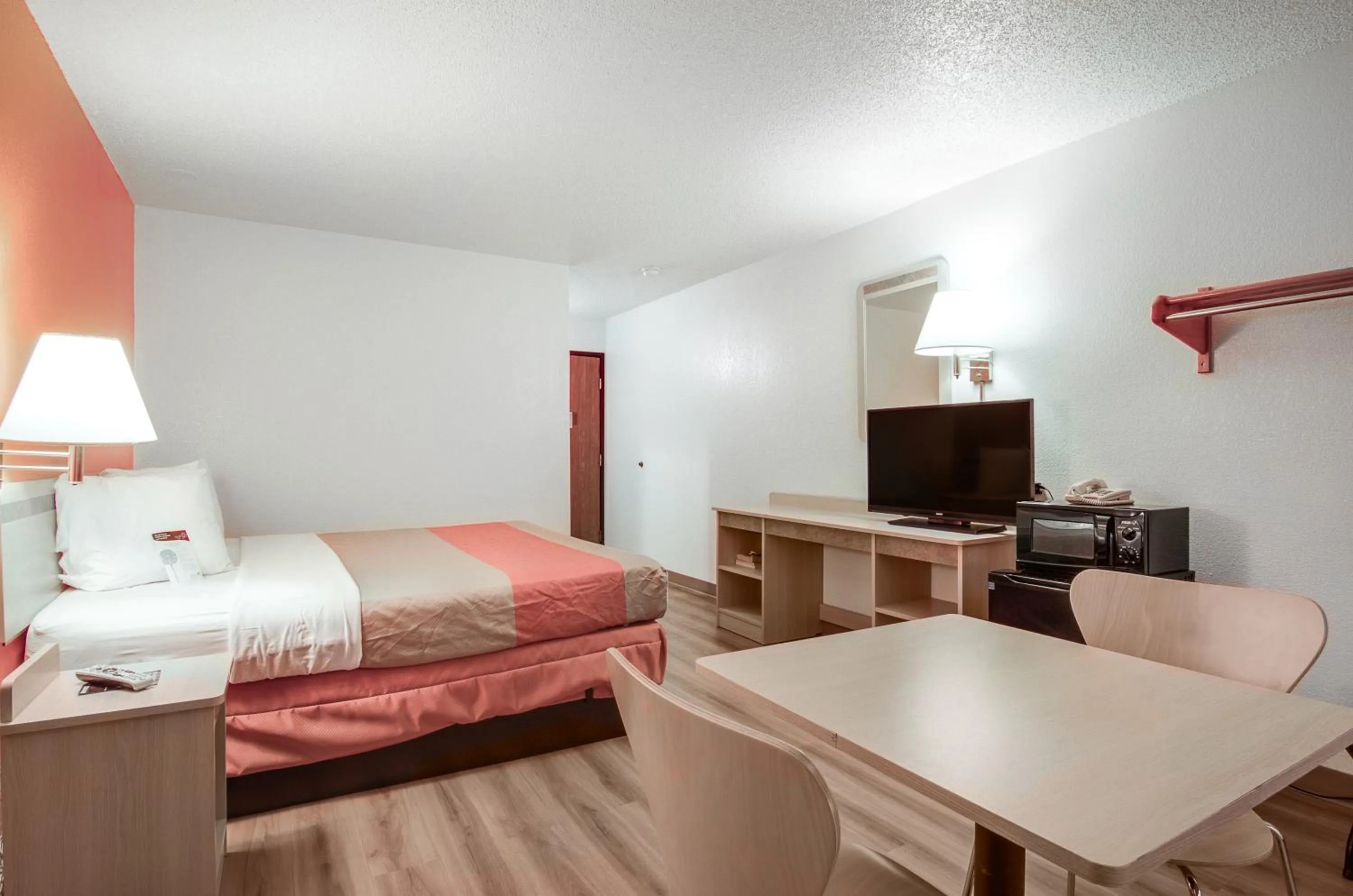 Bedroom, Bed in Motel 6-Colby, KS