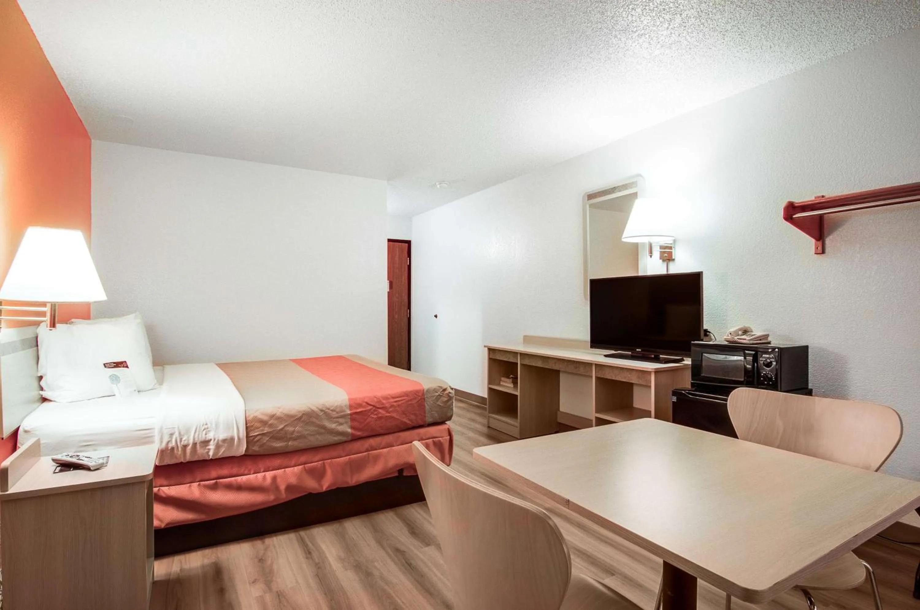 Photo of the whole room, Bed in Motel 6-Colby, KS