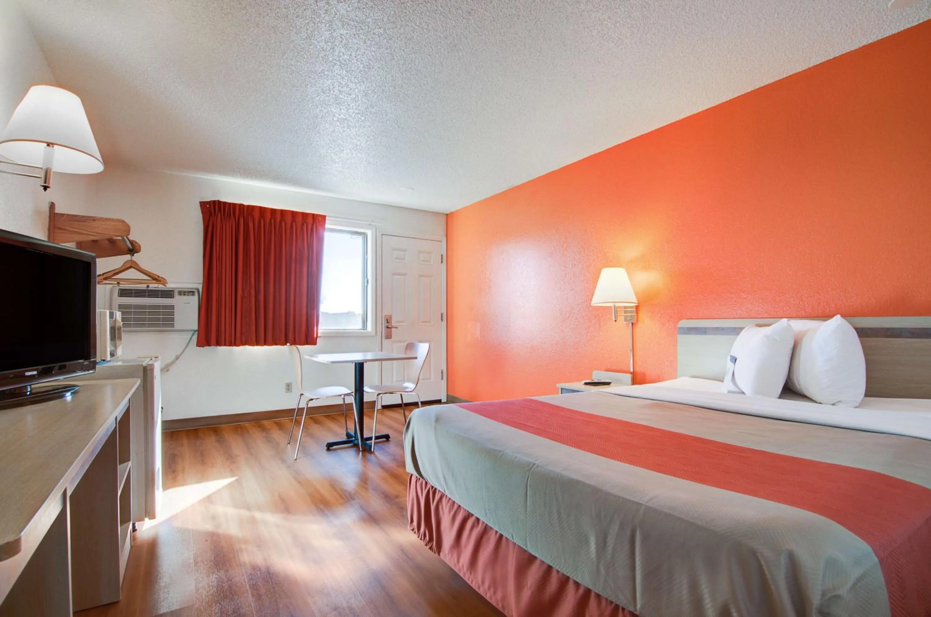 Photo of the whole room, Bed in Motel 6-Colby, KS