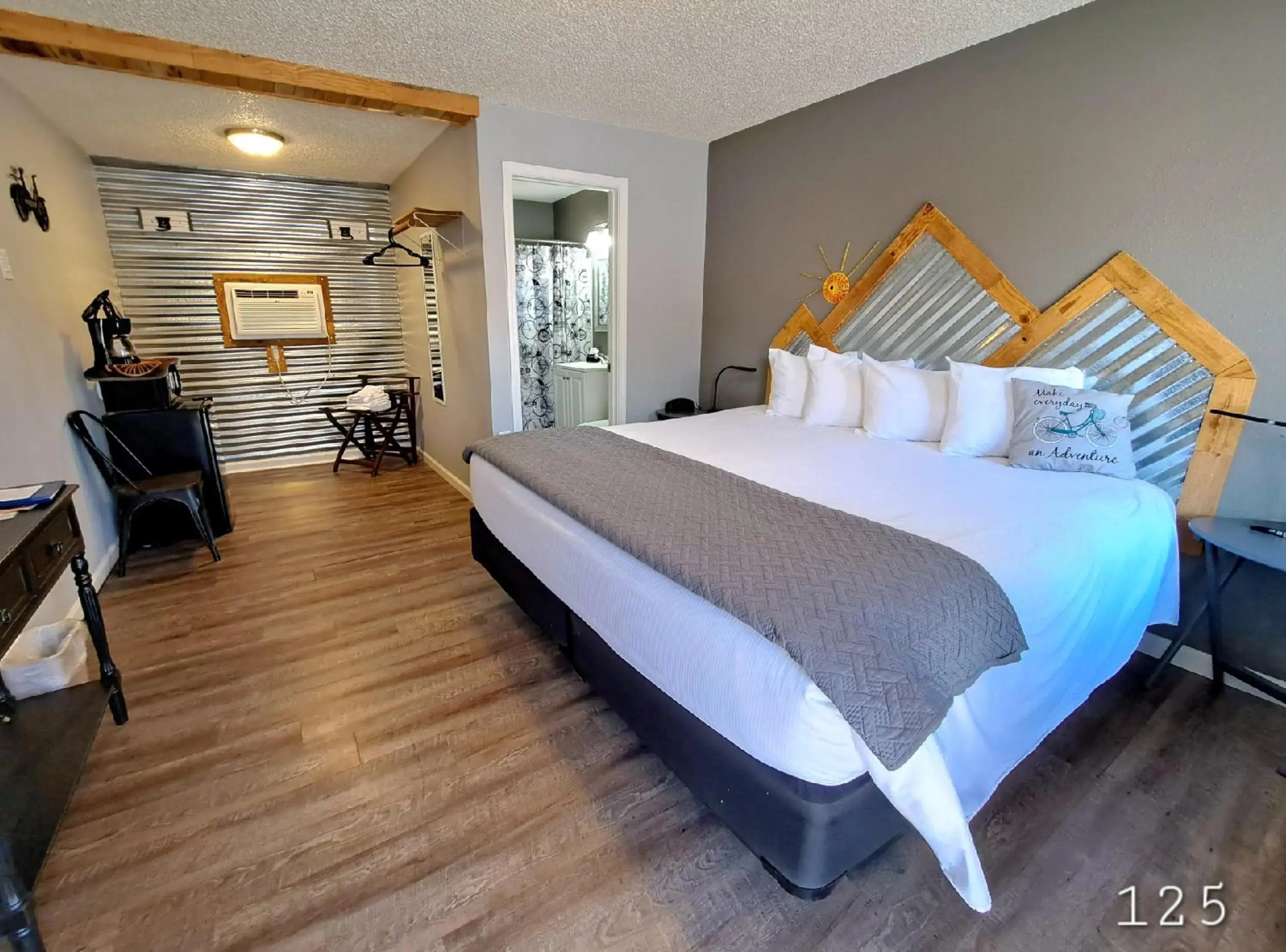 Superior King Room in Buffalo Lodge Bicycle Resort - Amazing access to local trails & the Garden Superior King Room in Buffalo Lodge Bicycle Resort - Amazing access to local trails & the Garden