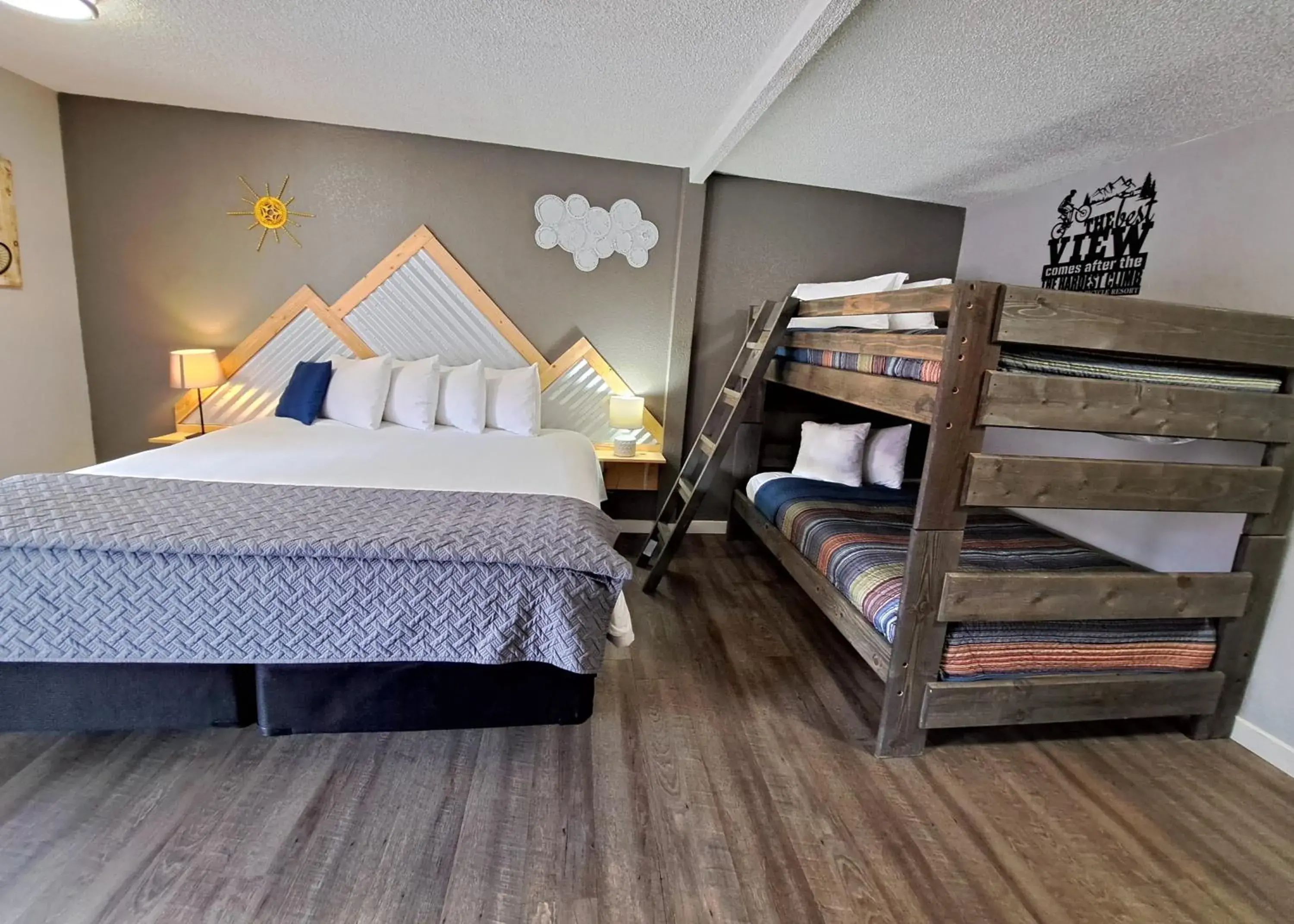 Bedroom, Bed in Buffalo Lodge Bicycle Resort - Amazing access to local trails & the Garden Bedroom, Bed in Buffalo Lodge Bicycle Resort - Amazing access to local trails & the Garden