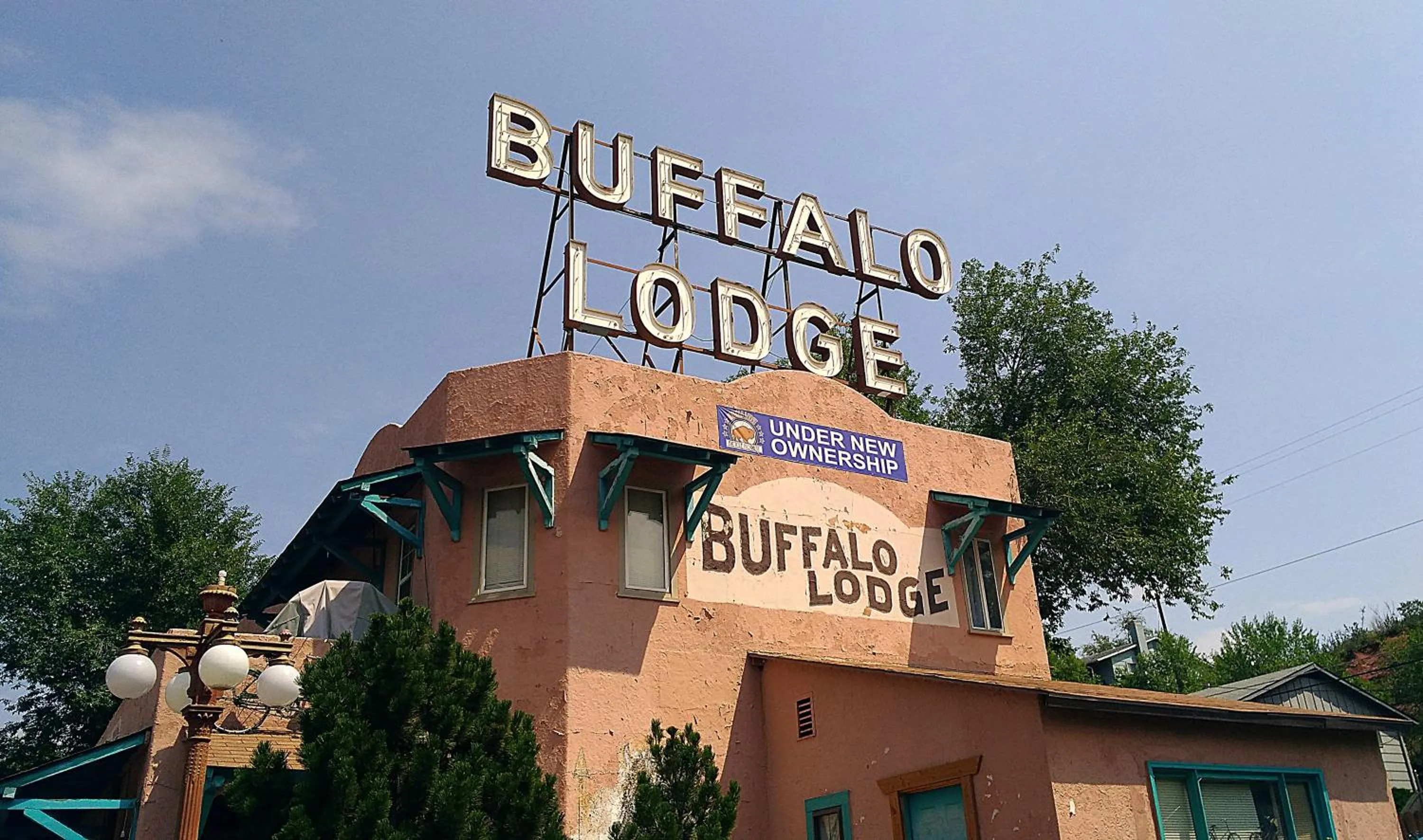 Facade/entrance in Buffalo Lodge Bicycle Resort - Amazing access to local trails & the Garden