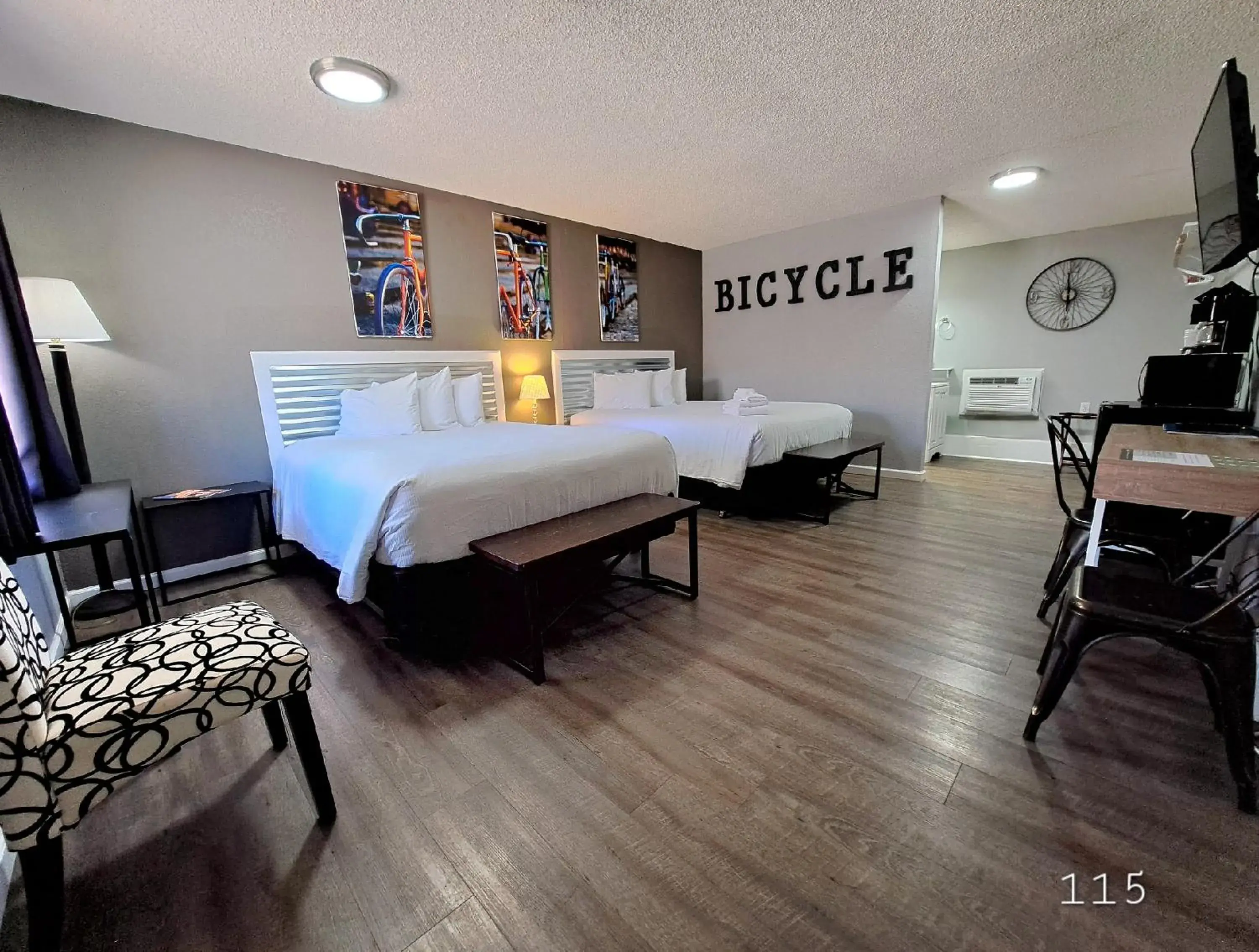 Bedroom, Bed in Buffalo Lodge Bicycle Resort - Amazing access to local trails & the Garden Bedroom, Bed in Buffalo Lodge Bicycle Resort - Amazing access to local trails & the Garden