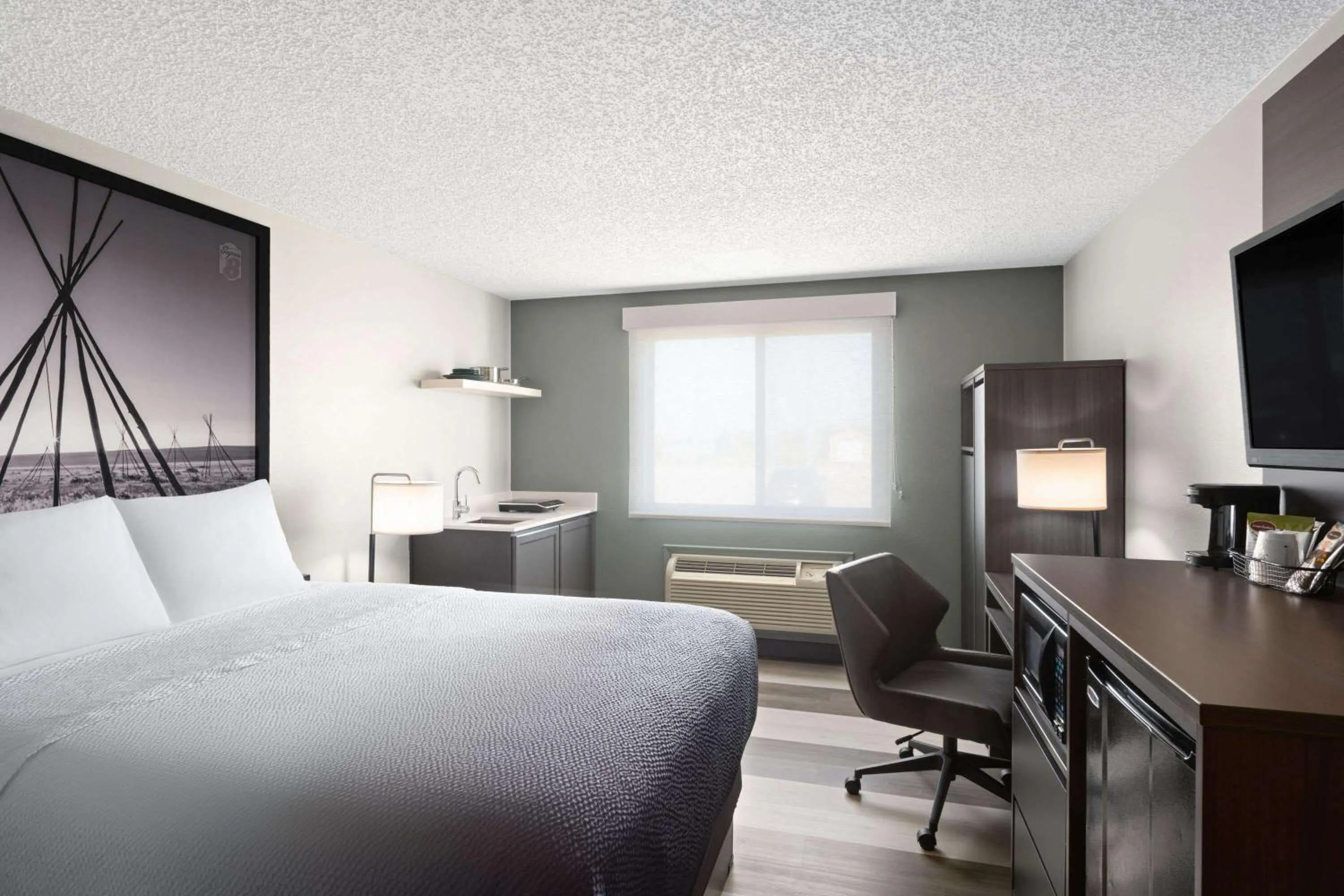 Photo of the whole room, Bed in Super 8 by Wyndham Conrad