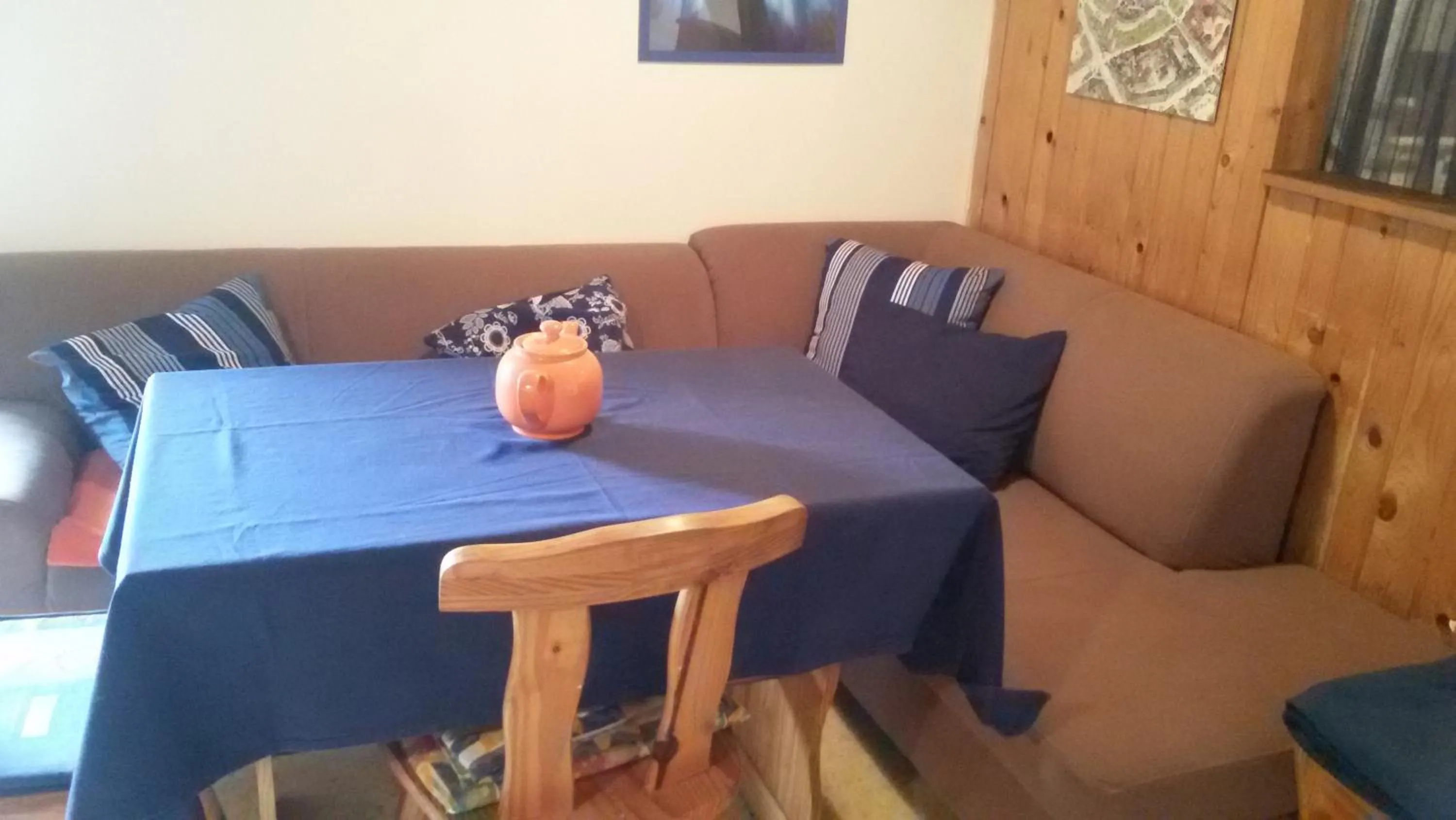 Communal lounge/ TV room in A+R Pension