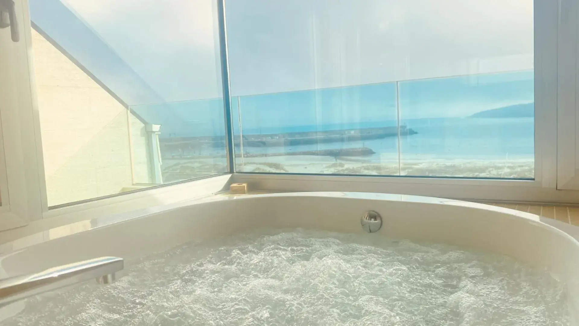 Suite with Hot Tub in Hotel Boutique O Náutico Laxe Suite with Hot Tub in Hotel Boutique O Náutico Laxe