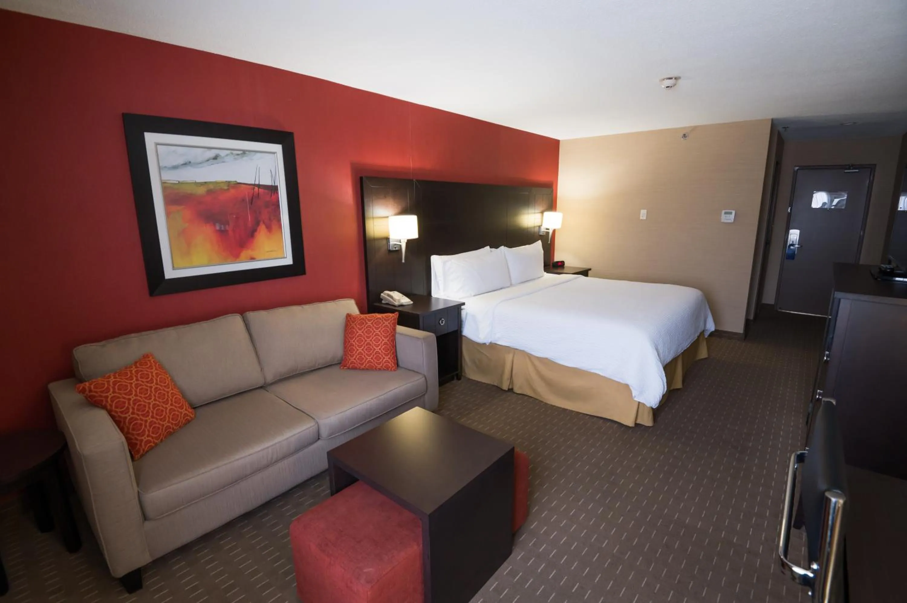 Bedroom, Bed in Holiday Inn Express Hotel & Suites Chatham South by IHG