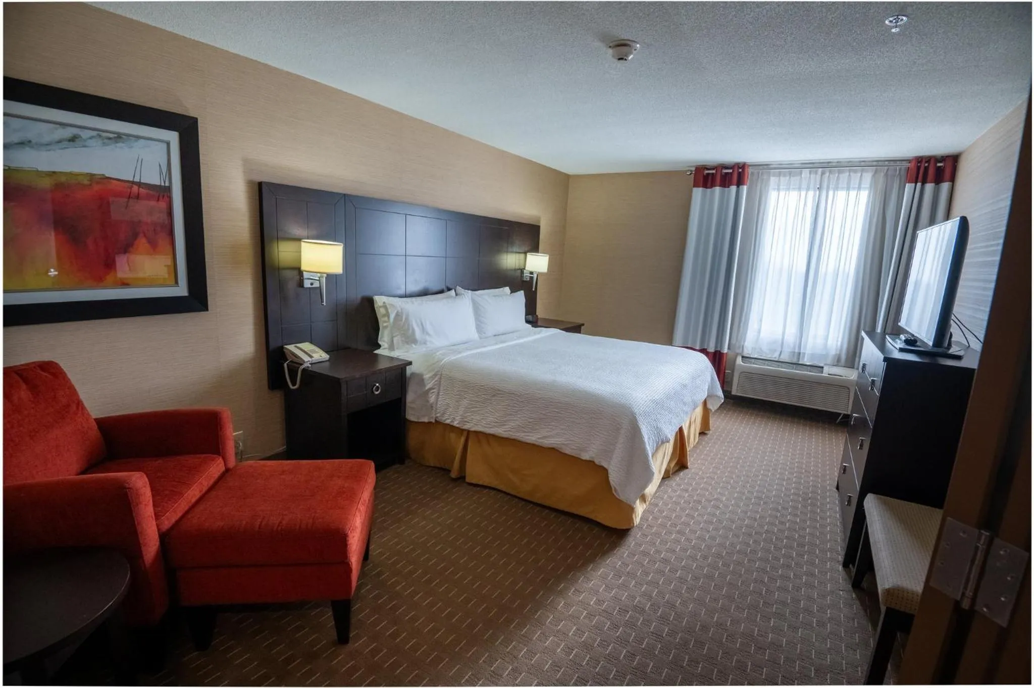 Photo of the whole room, Bed in Holiday Inn Express Hotel & Suites Chatham South by IHG