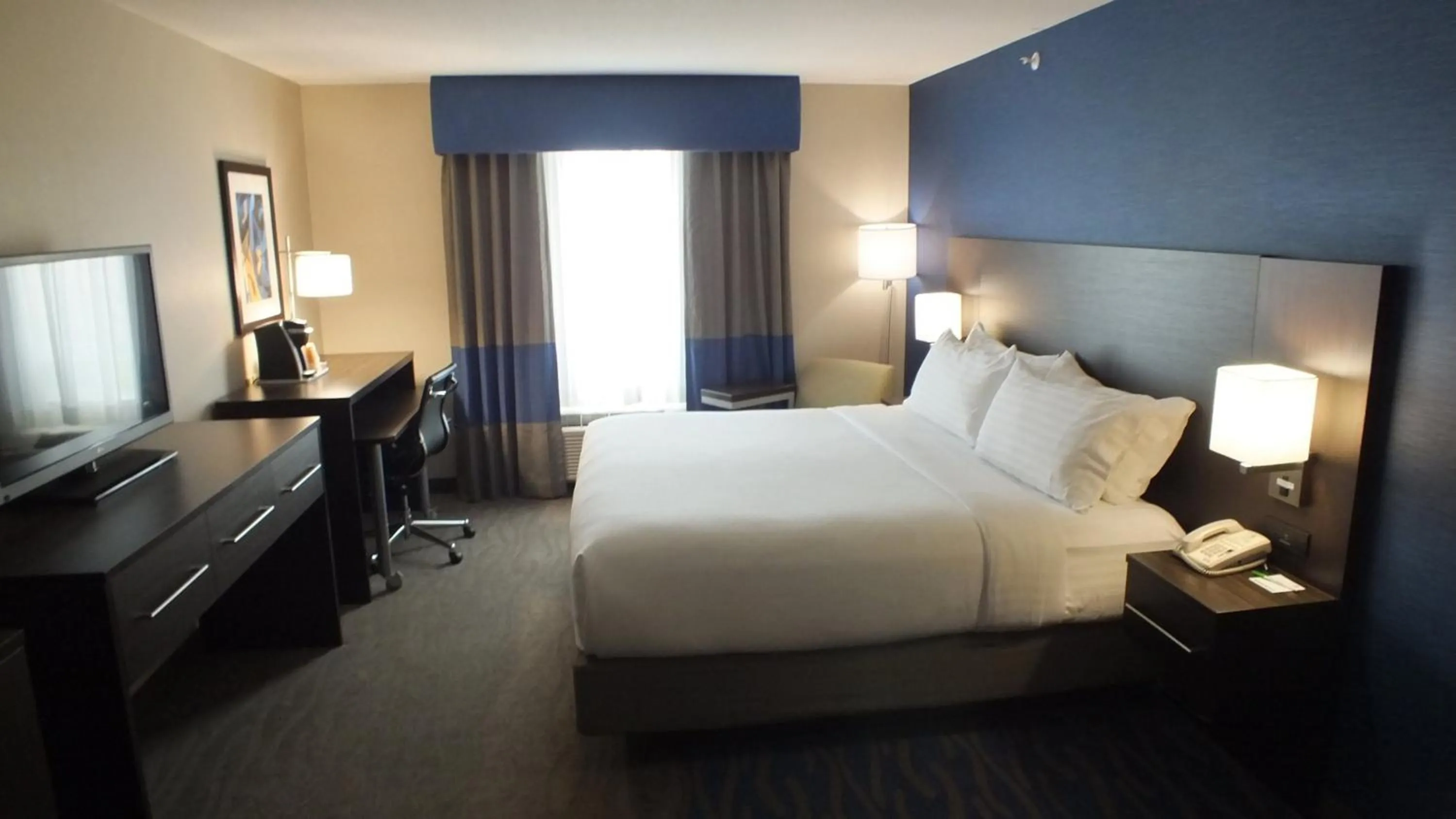 Photo of the whole room, Bed in Holiday Inn Hotel & Suites Regina by IHG