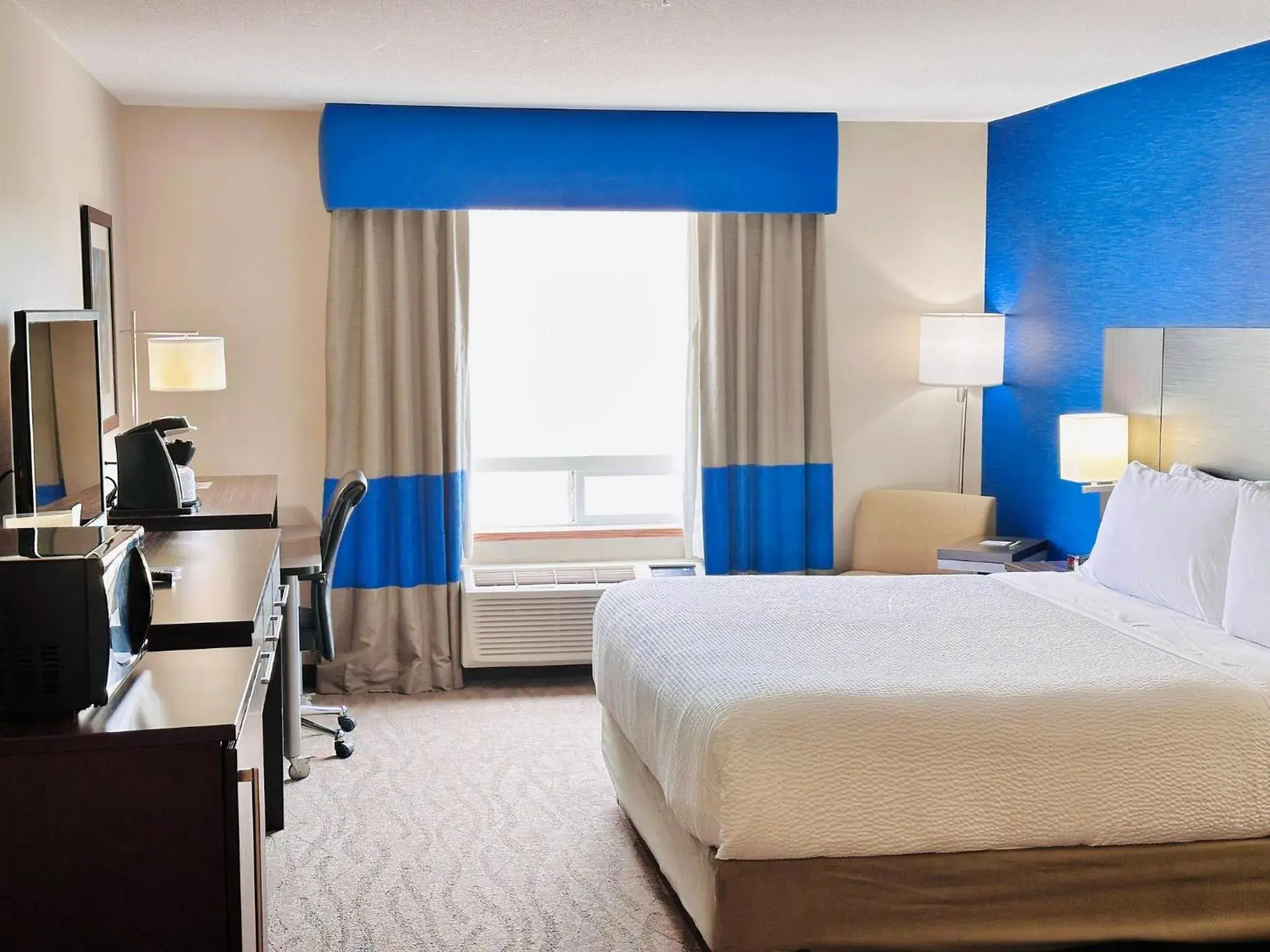 Standard King Room in Holiday Inn Hotel & Suites Regina by IHG Standard King Room in Holiday Inn Hotel & Suites Regina by IHG