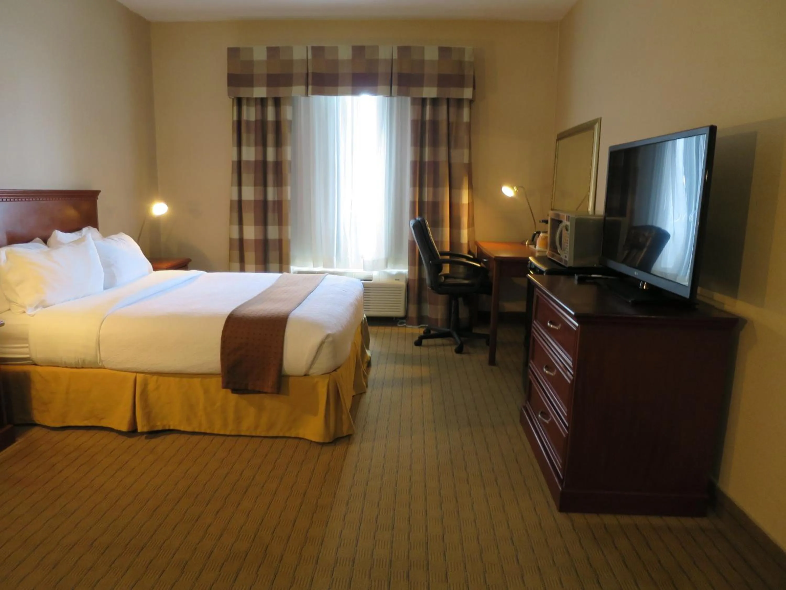 Photo of the whole room, Bed in Holiday Inn Hotel & Suites Regina by IHG