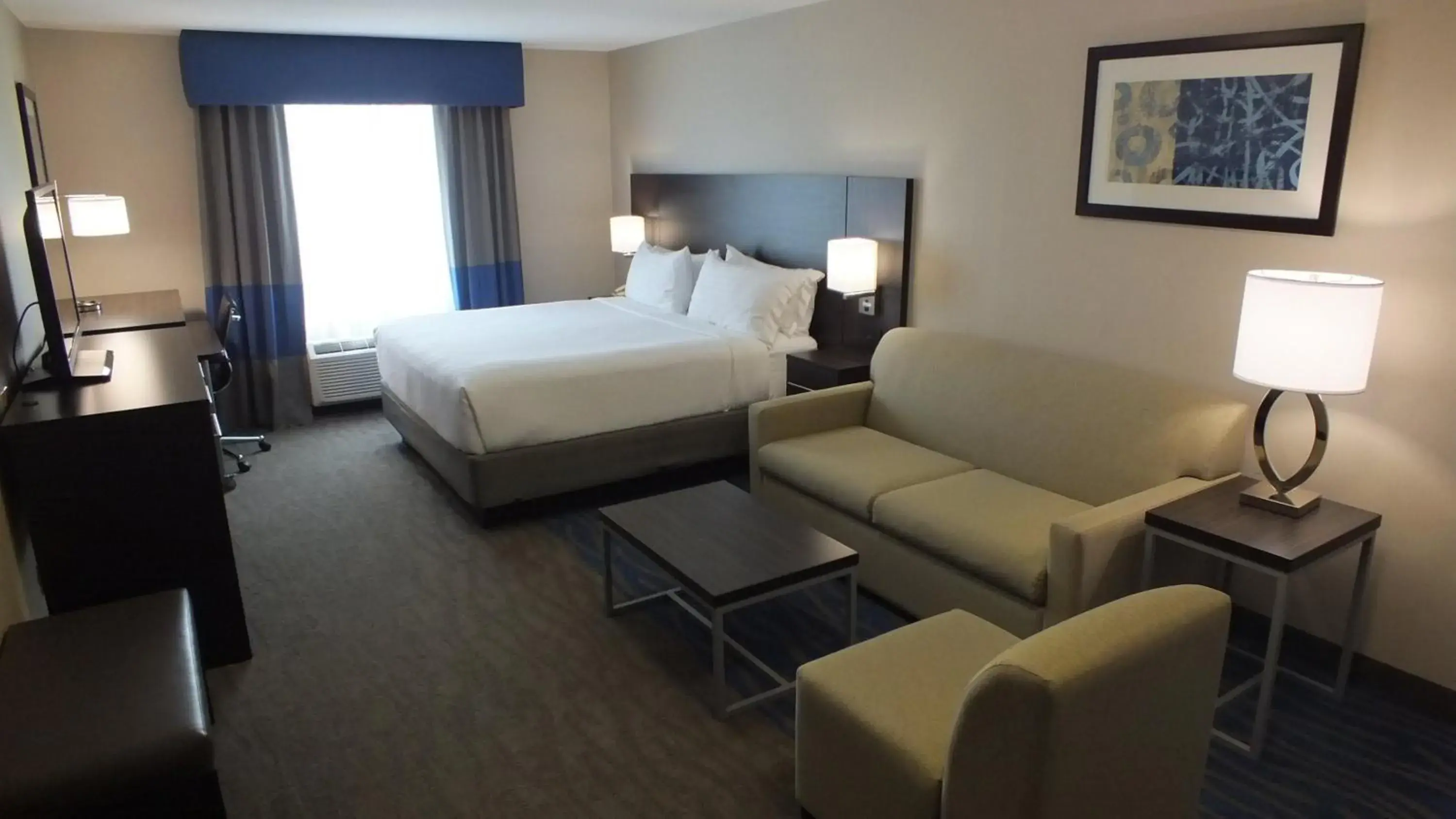 Photo of the whole room, Bed in Holiday Inn Hotel & Suites Regina by IHG Photo of the whole room, Bed in Holiday Inn Hotel & Suites Regina by IHG