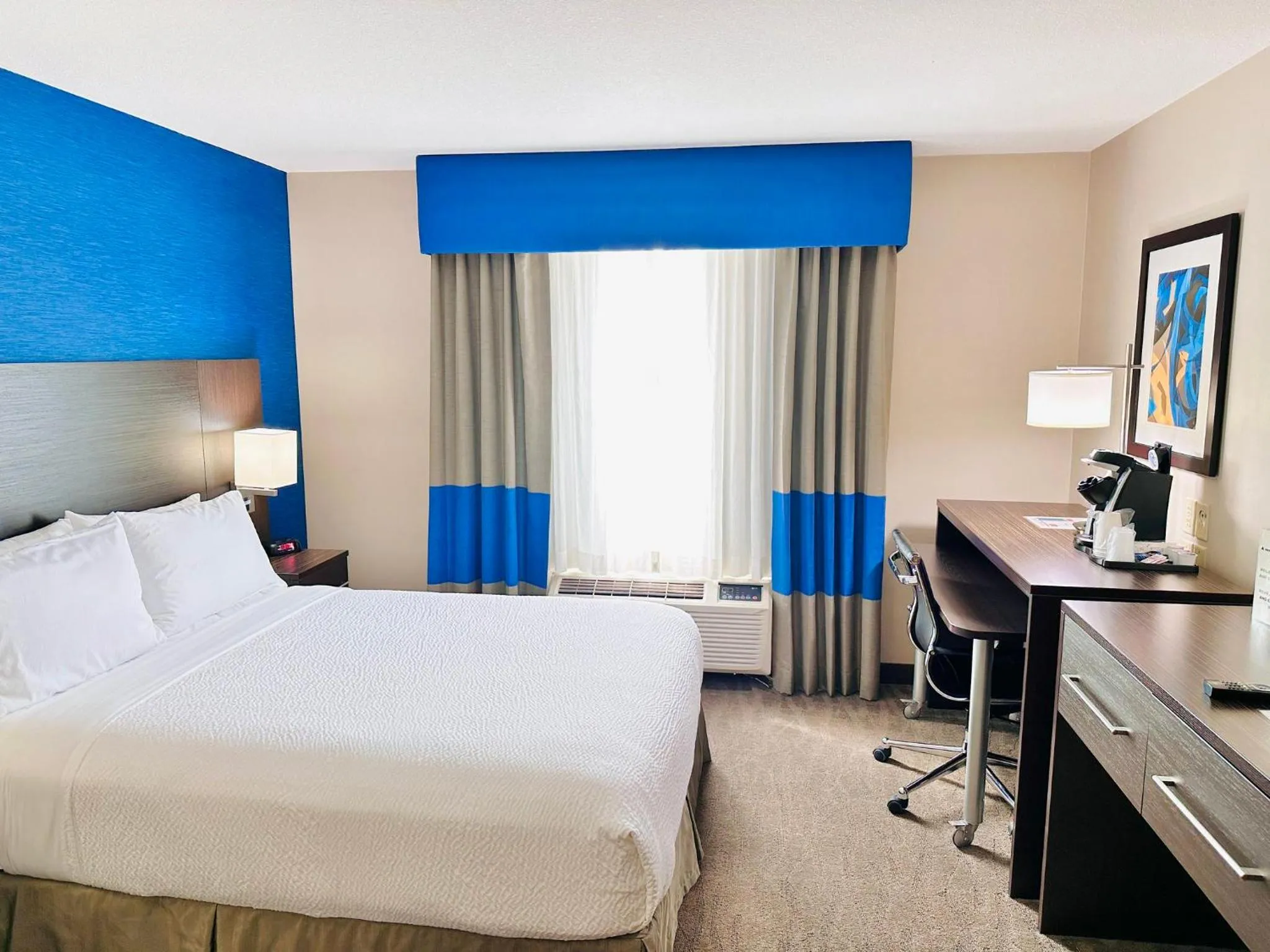 Photo of the whole room, Bed in Holiday Inn Hotel & Suites Regina by IHG