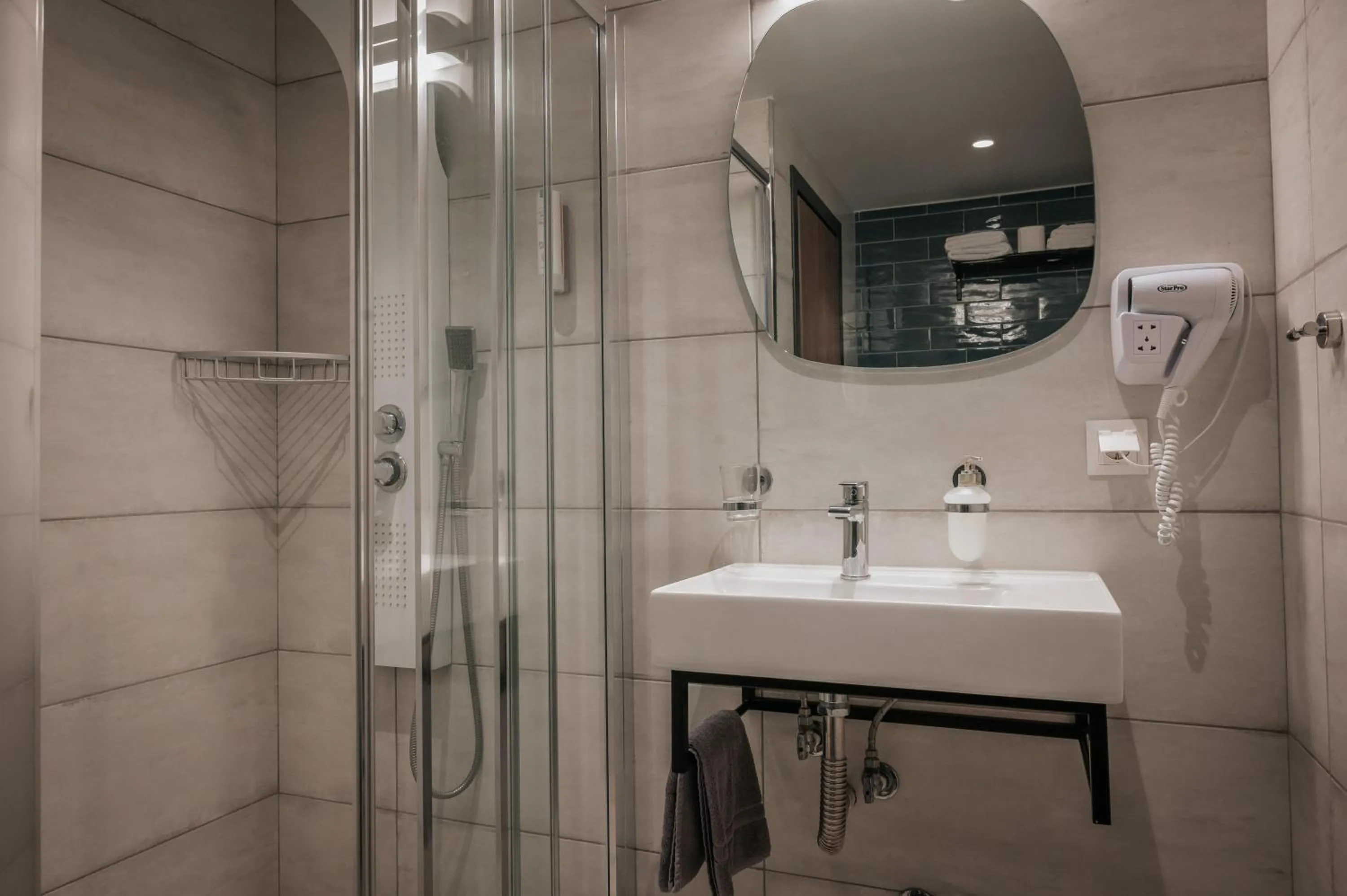 Bathroom in Elizabeth Queen Luxury Rooms