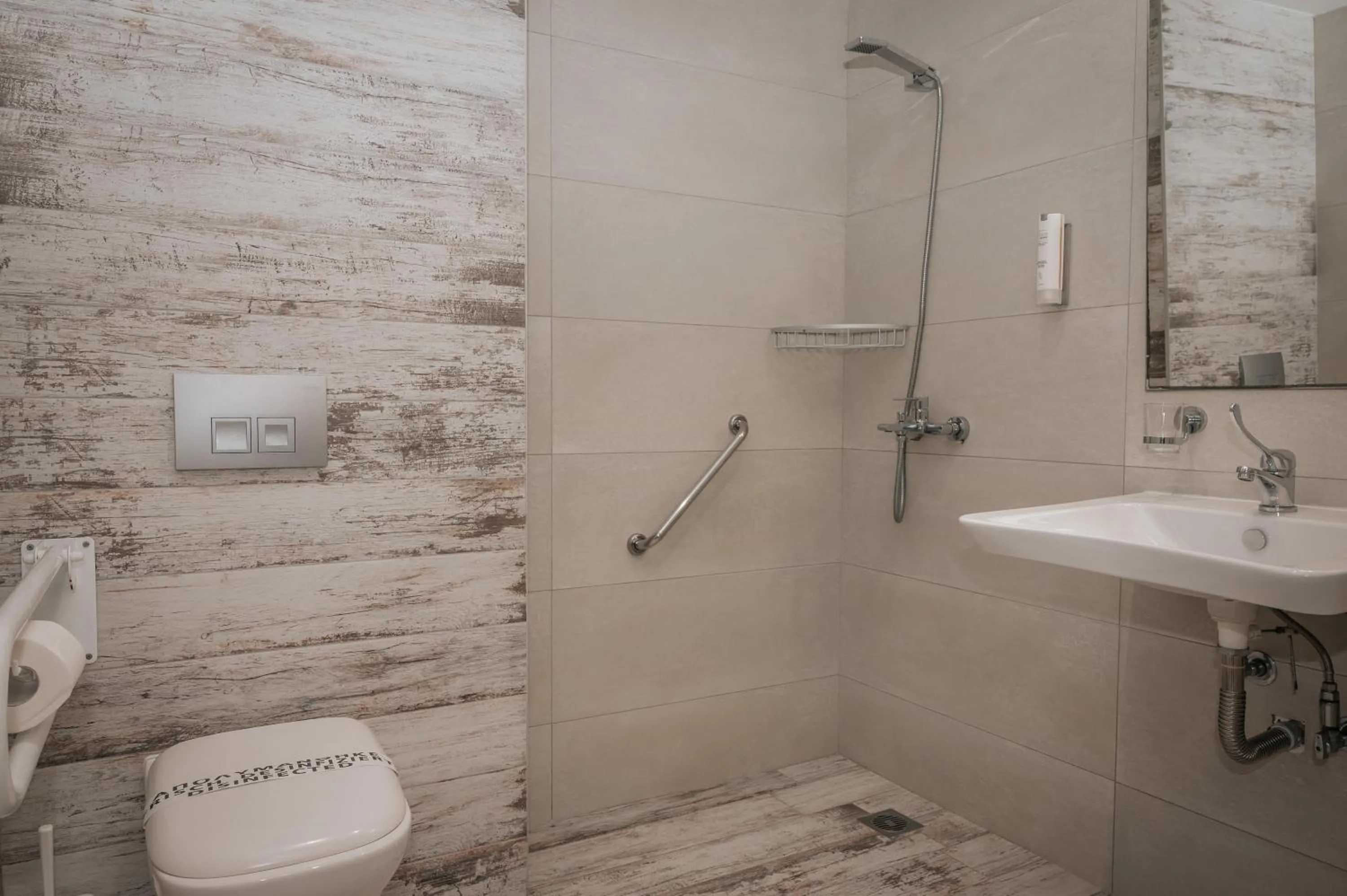 Bathroom in Elizabeth Queen Luxury Rooms