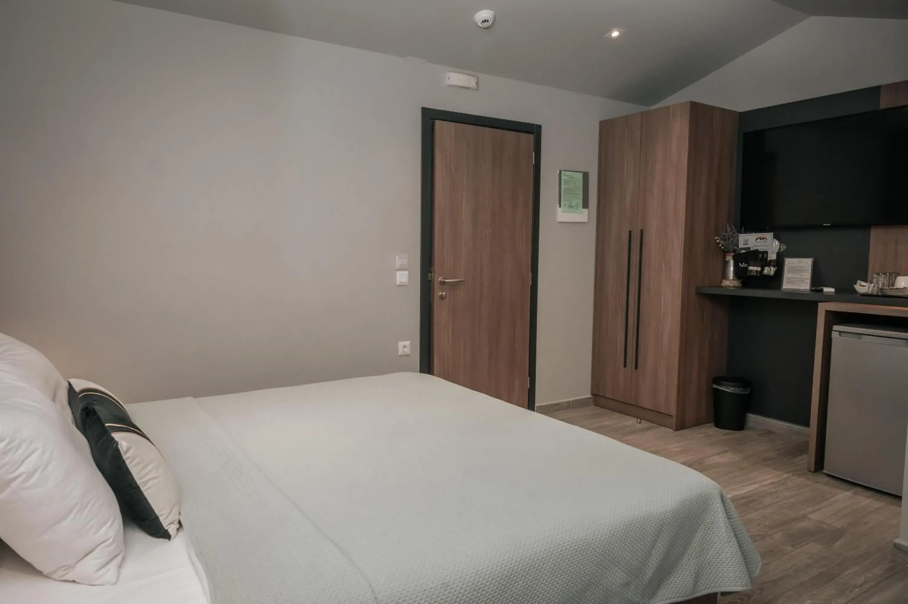 Photo of the whole room, Bed in Elizabeth Queen Luxury Rooms Photo of the whole room, Bed in Elizabeth Queen Luxury Rooms