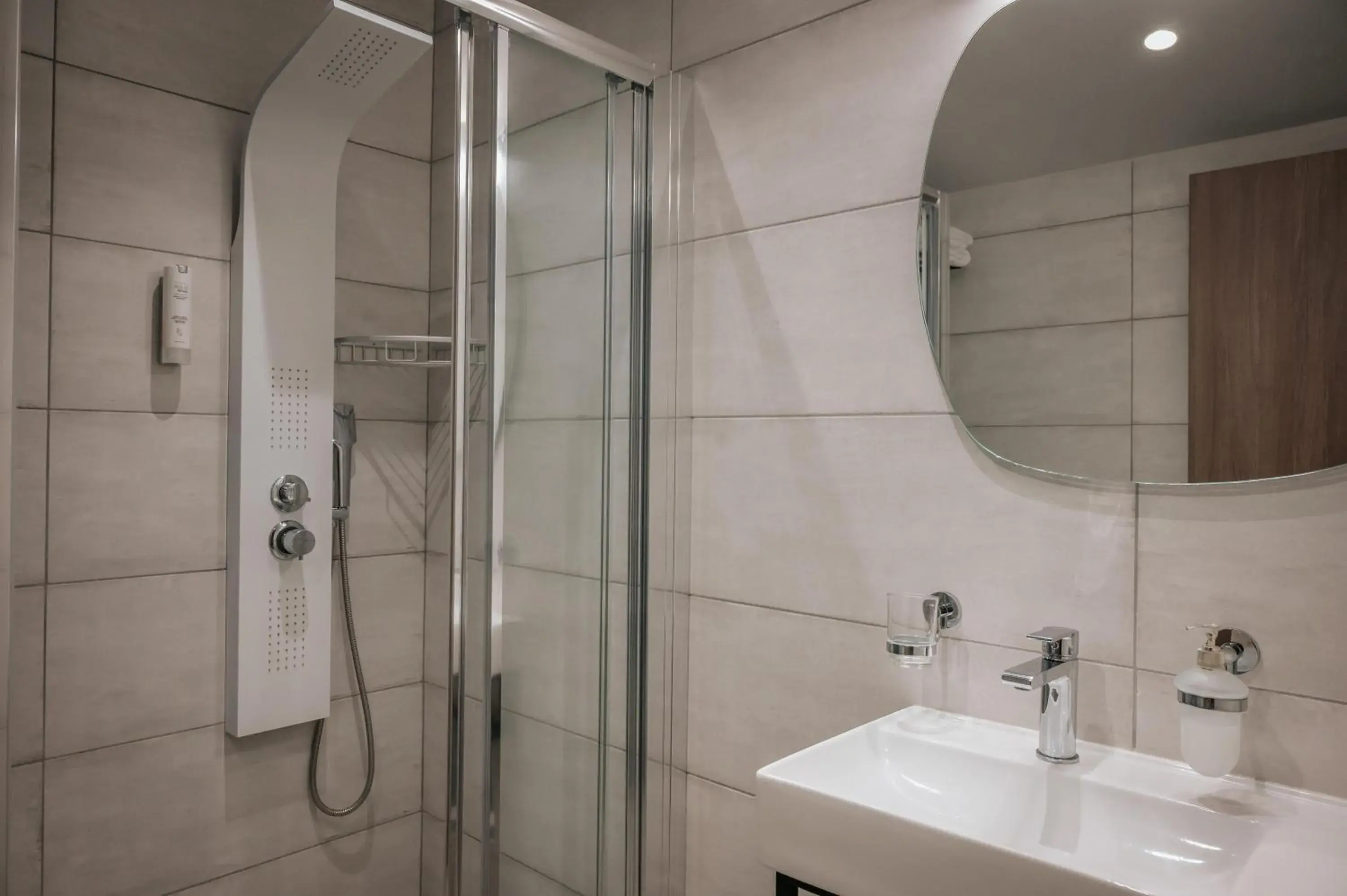 Bathroom in Elizabeth Queen Luxury Rooms Bathroom in Elizabeth Queen Luxury Rooms