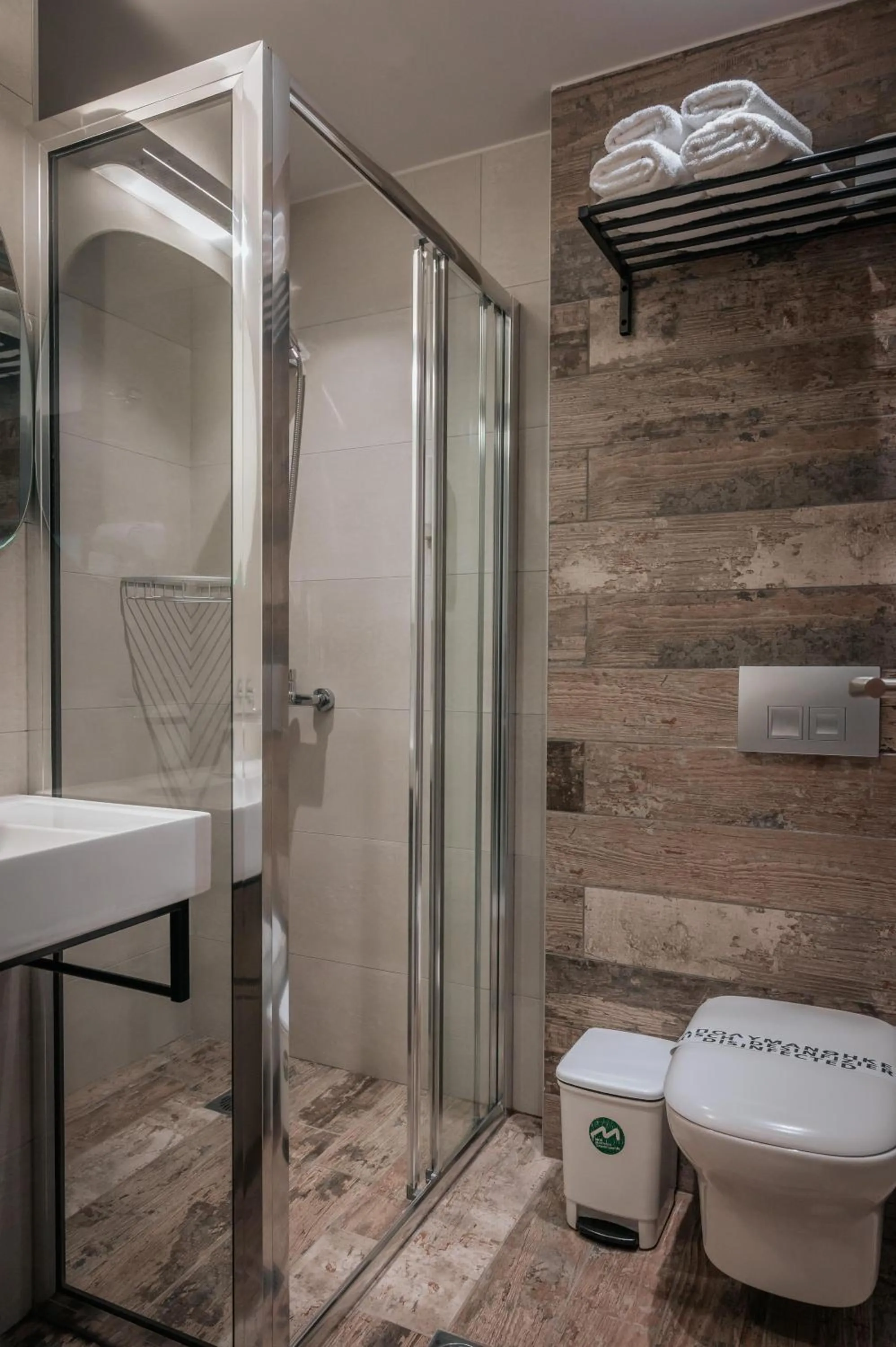 Bathroom in Elizabeth Queen Luxury Rooms