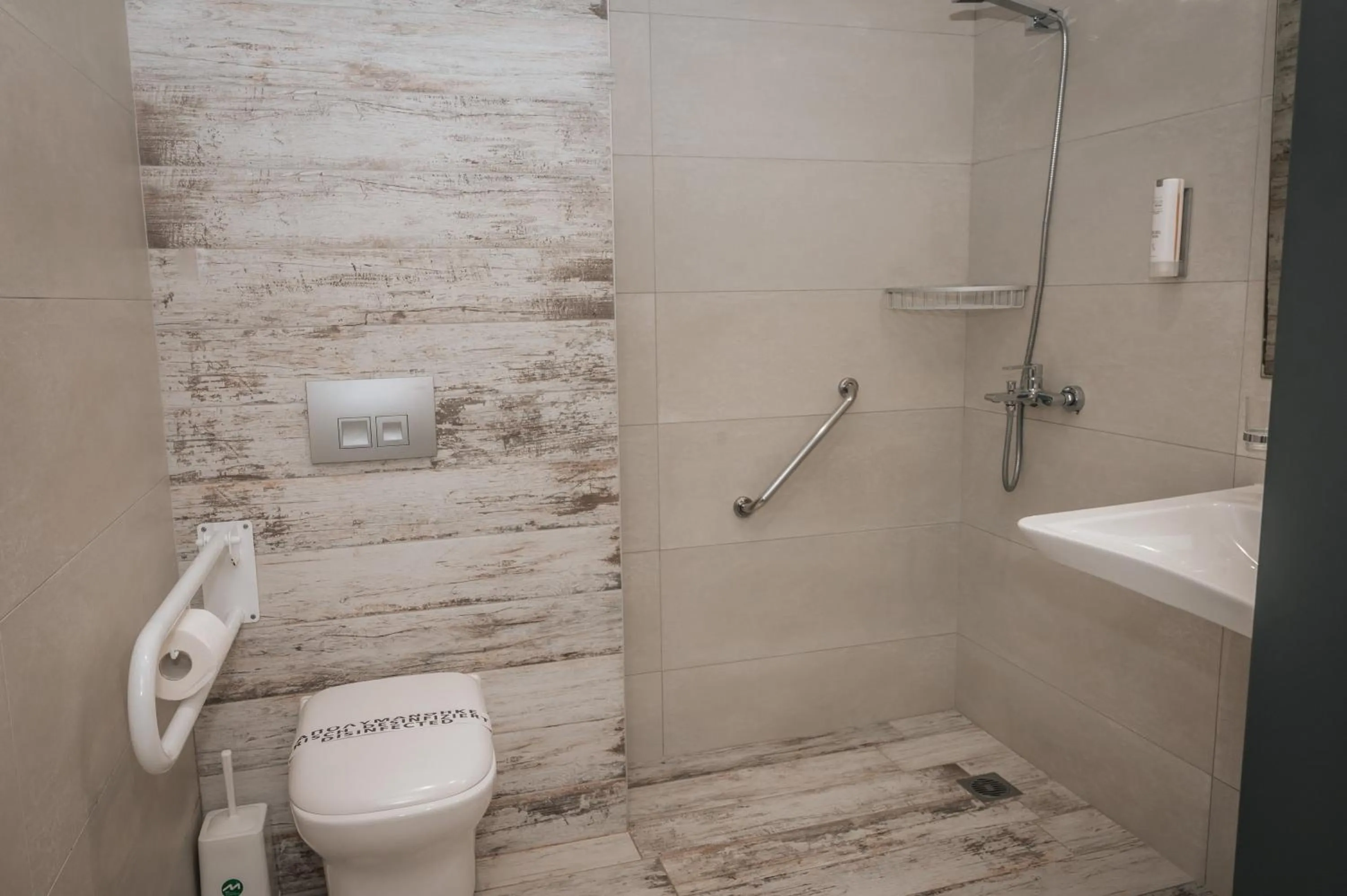 Shower in Elizabeth Queen Luxury Rooms