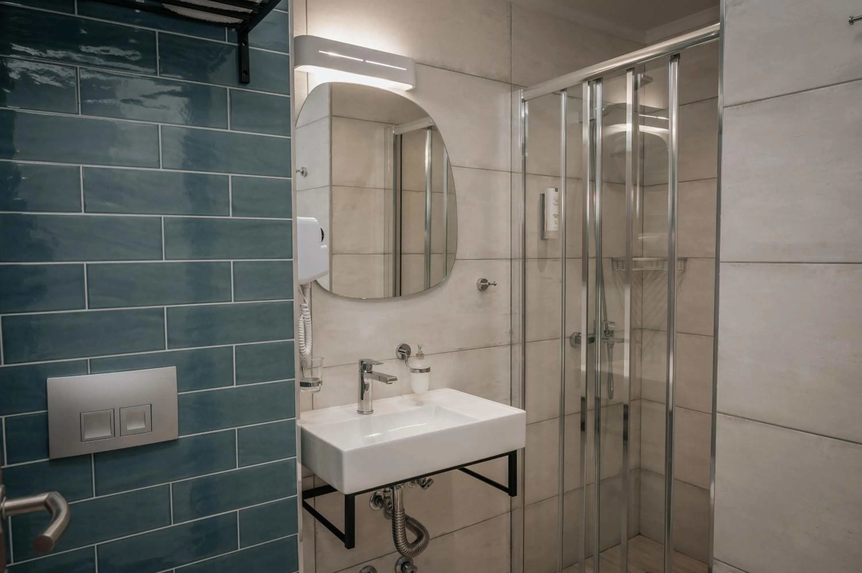 Shower in Elizabeth Queen Luxury Rooms