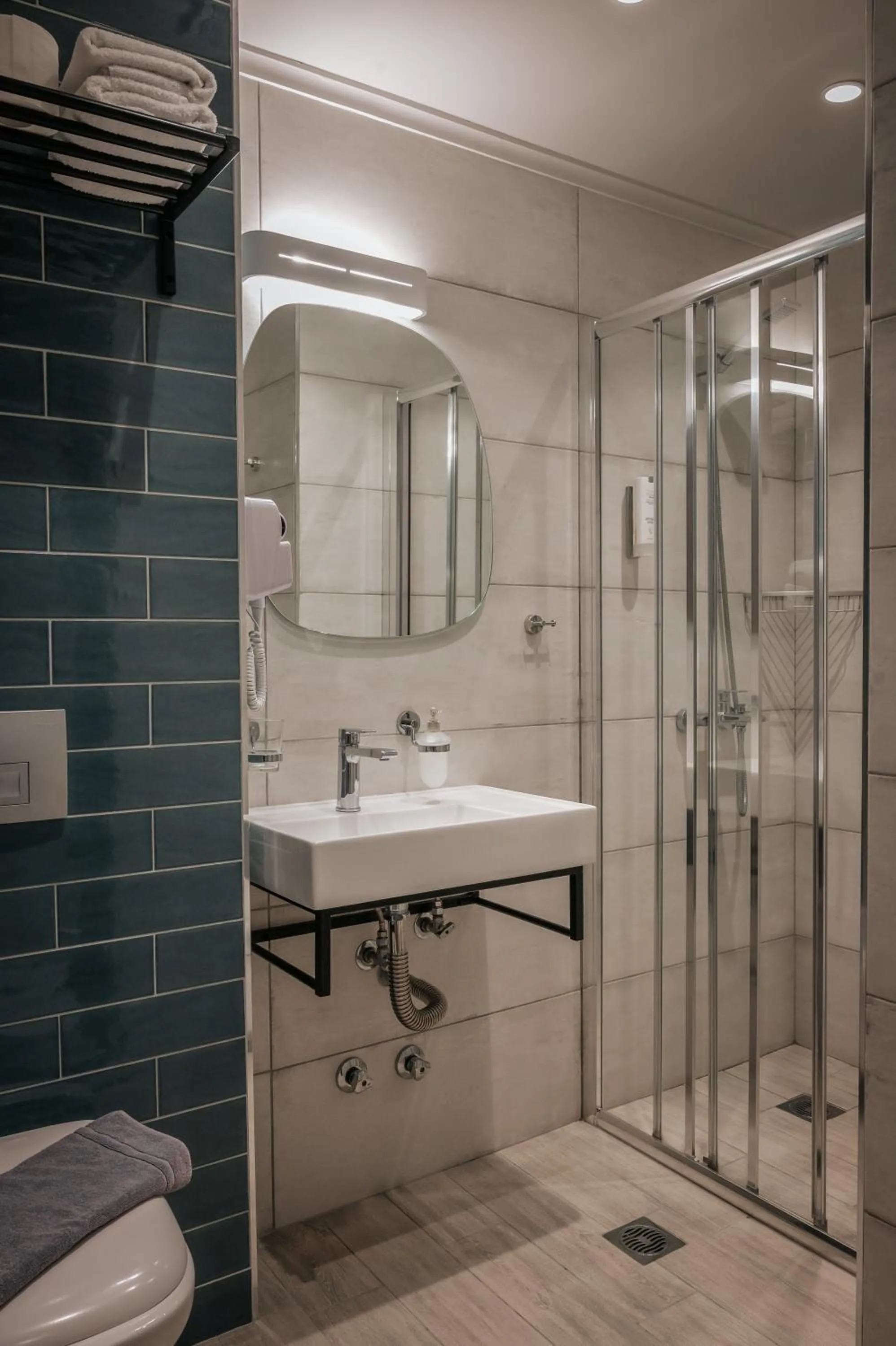 Shower in Elizabeth Queen Luxury Rooms