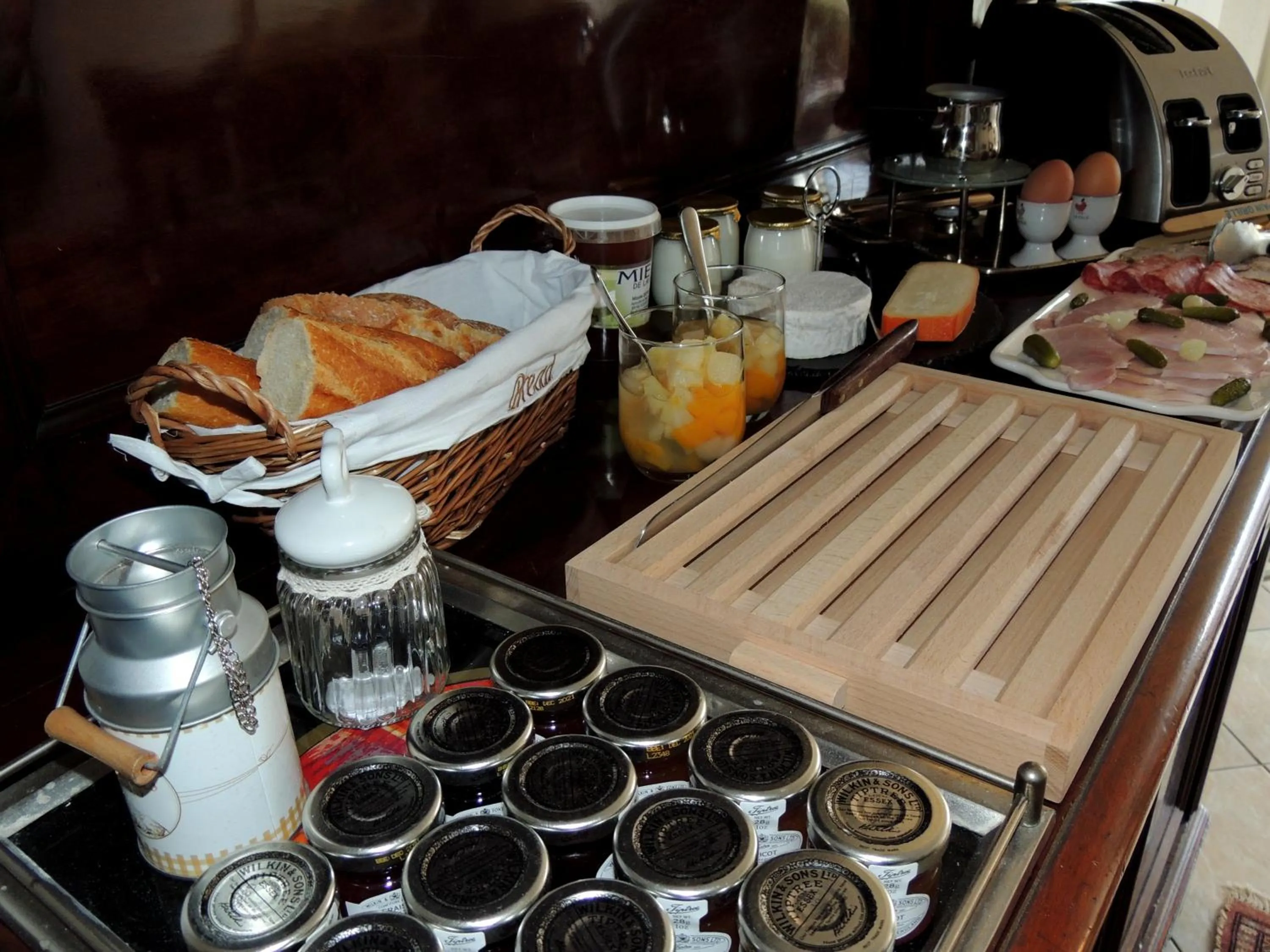 Buffet breakfast in Le Jardin Du Puits