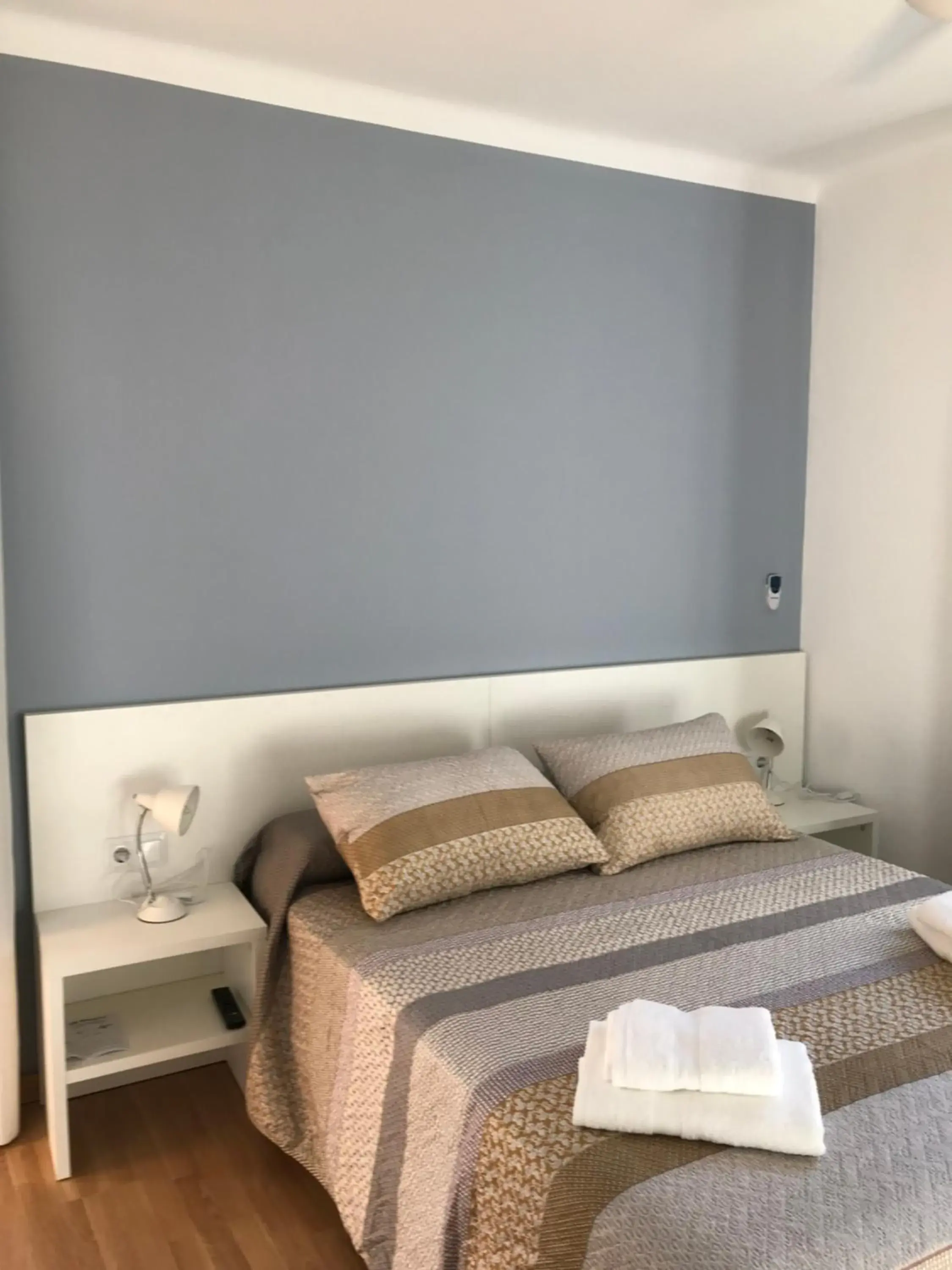 Deluxe Double Room with Extra Bed - single occupancy in Hostal Casiano Camarasa Deluxe Double Room with Extra Bed - single occupancy in Hostal Casiano Camarasa
