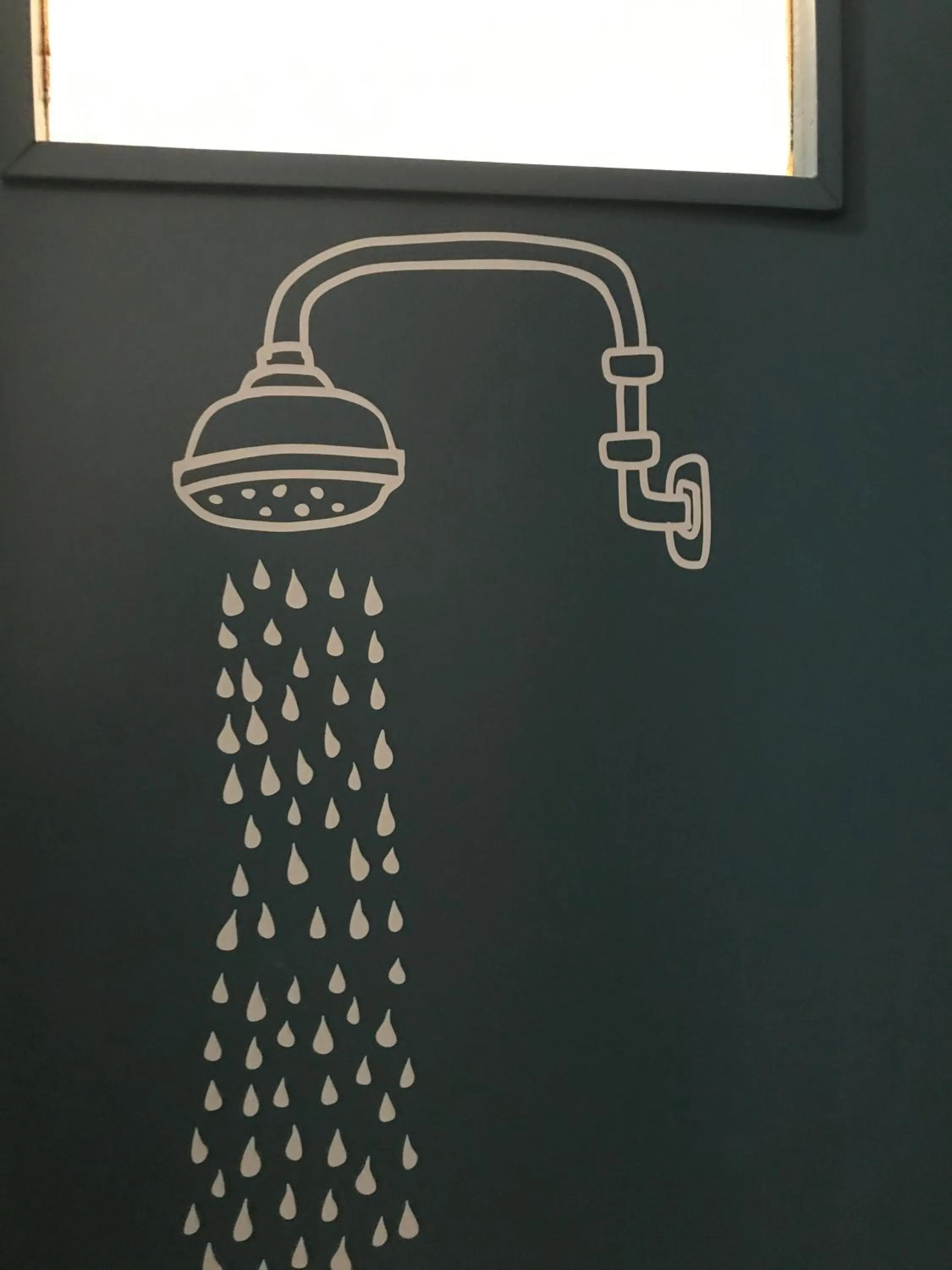 Shower in Hostal Casiano Camarasa