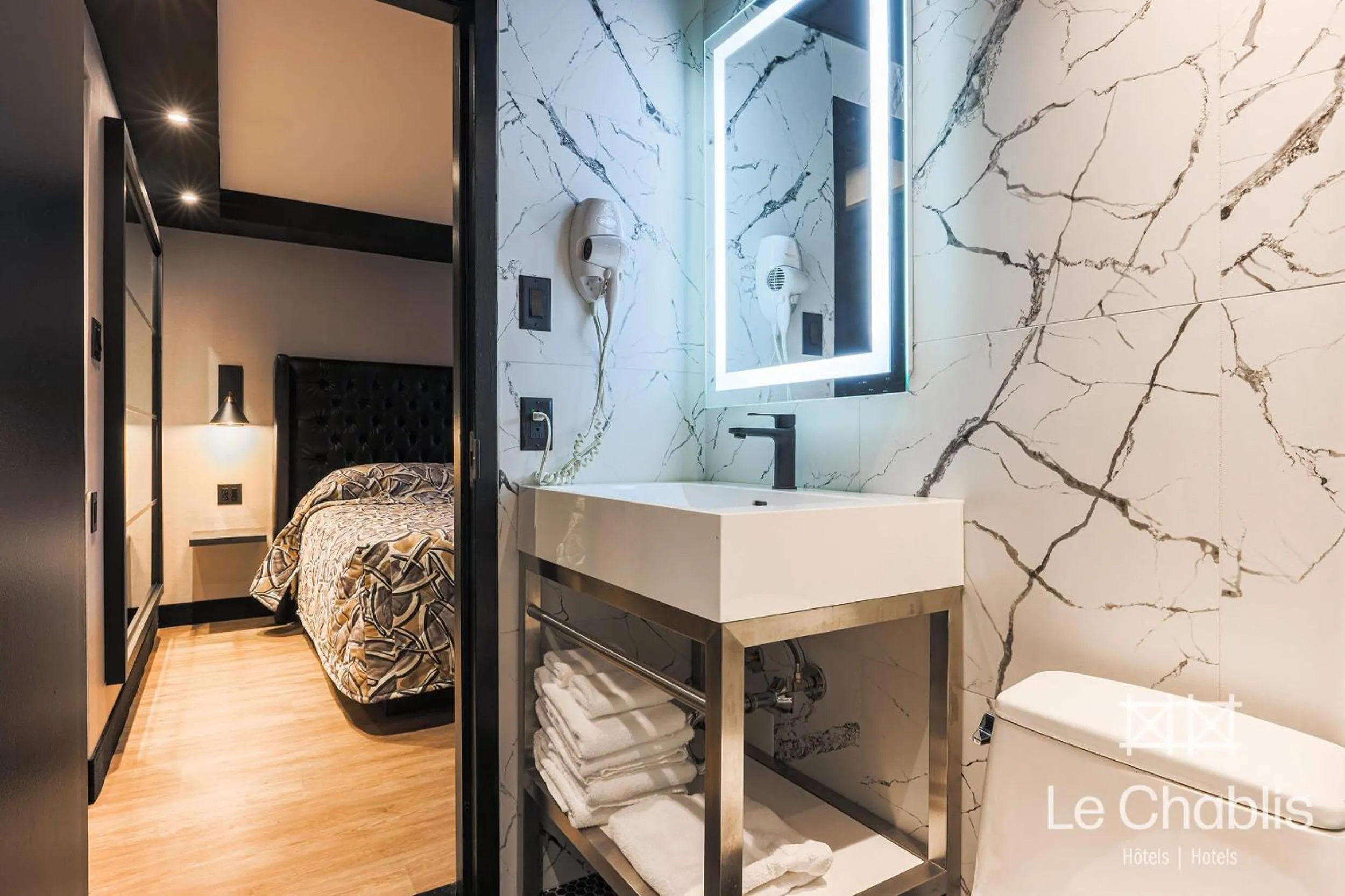 Bed in Hotel Le Chablis Cadillac