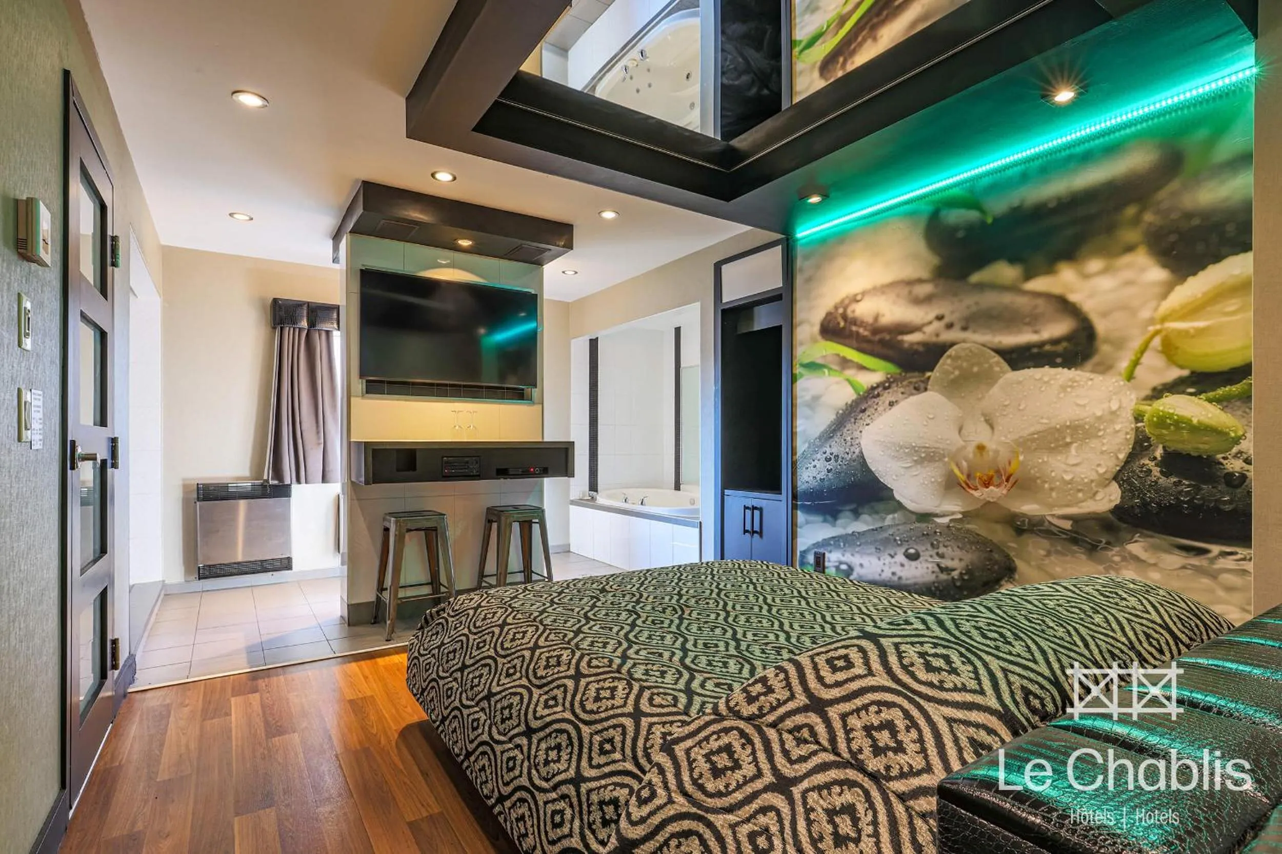 Bed in Hotel Le Chablis Cadillac